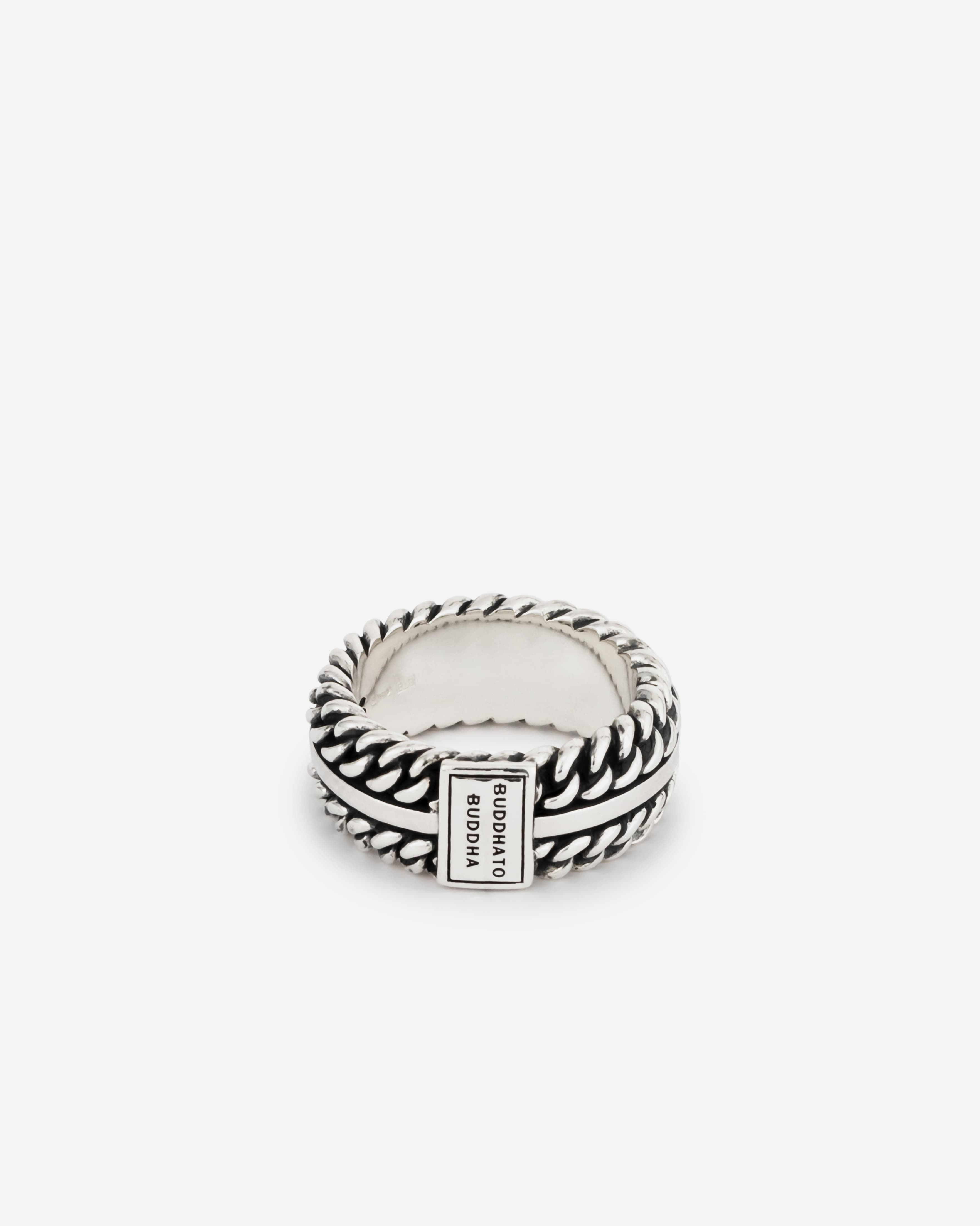 De Chain Texture Ring is een uniek en stoer exemplaar binnen de populaire Chain familie. Kijk naar de prachtige detaillering! Dit zilveren sieraad bevat tweemaal de Chain structuur in de ring. Handgemaakt en tijdloos zoals alle Buddha to Buddha sieraden. De zilveren ring laat zich perfect combineren met andere Buddha to Buddha sieraden , bijvoorbeeld uit de Heritage of Refined collectie.