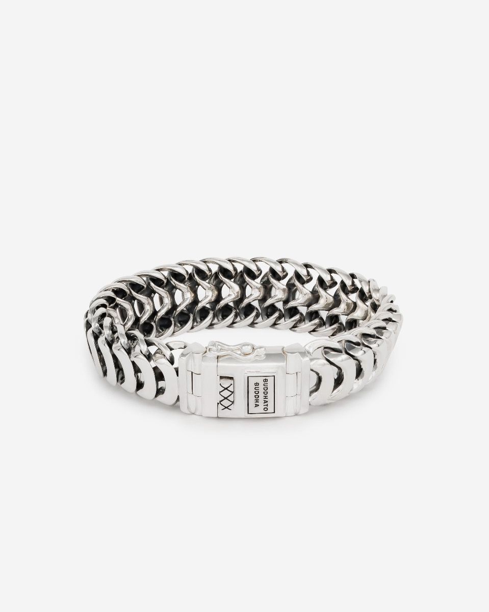 De Buddha to Buddha Lars armband: stevig en toch elegant. Handgemaakt en tijdloos zoals alle Buddha to Buddha sieraden. De zilveren armband laat zich perfect combineren met andere Buddha to Buddha sieraden. De Lars armband is breder dan de Lars XS.