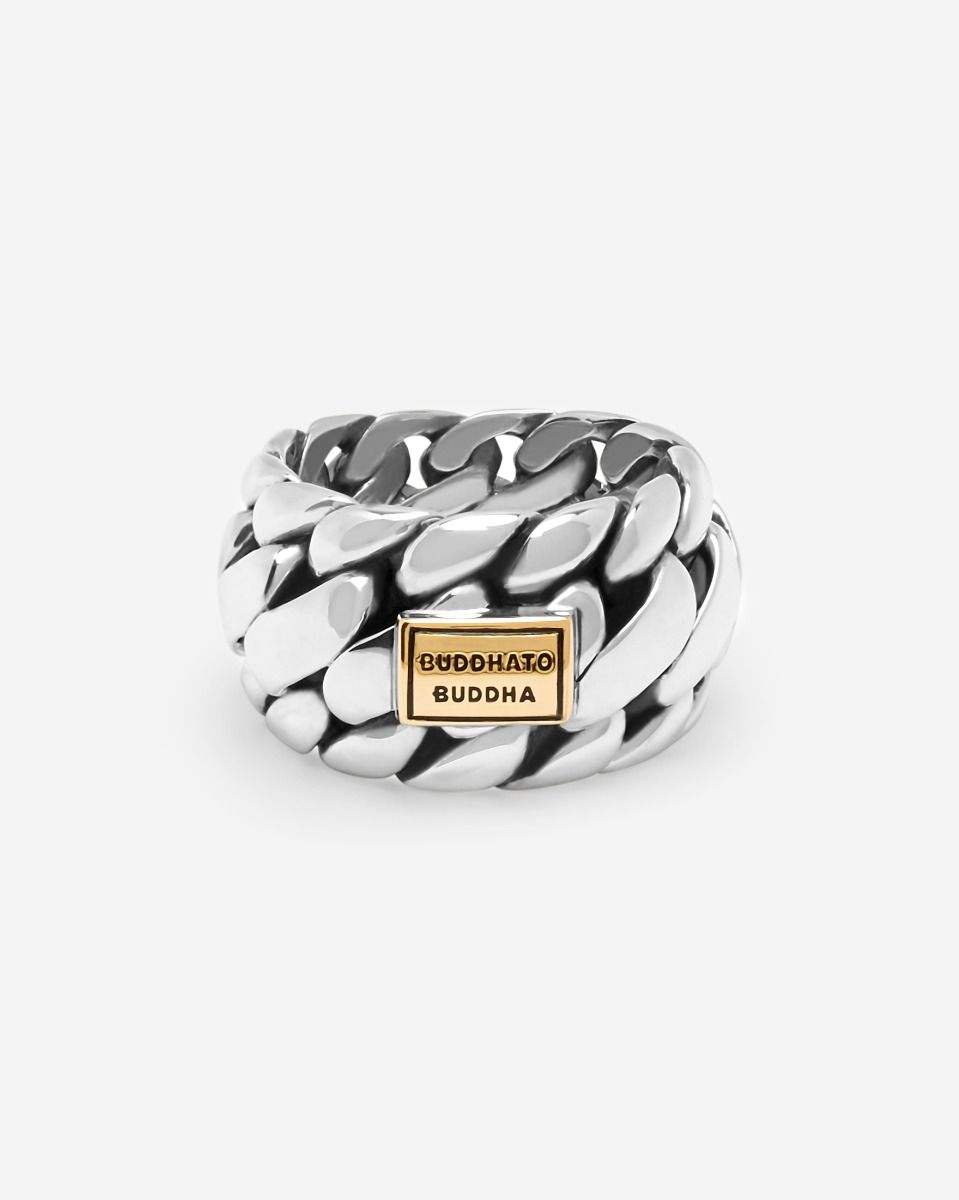 Deze Limited Ben Ring is nieuw! Deze Ben-link is een iconische familie in de Heritage-collectie. Naast de Ben-familie heeft Buddha to Buddha hier ook nog een bijzondere collectie ontworpen. Deze Limited-collectie benadrukt deze populaire Ben-schakel omdat de spacer is vergroot en is voorzien van een 14kt gouden logoplaat. Een echte blikvanger!