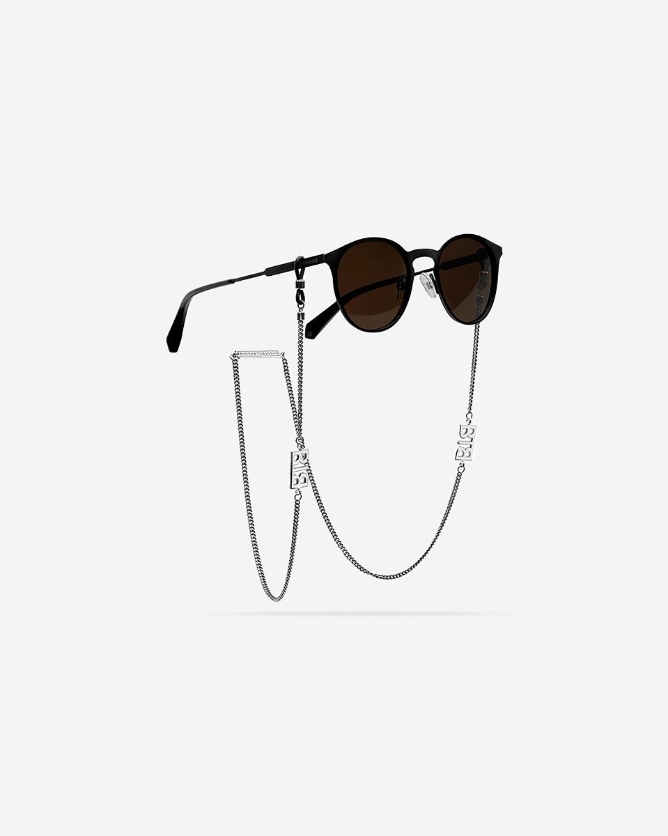Buddha to Buddha, 902 one Brilcollier

Onze nieuwe Essential Logo Eyewear is een echt statement sieraad voor de zomer. Hang deze prachtige ketting aan je zonnebril. Niet alleen zul je nooit meer jouw zonnebril verliezen, maar je zult ook de hele zomer lang overal de show stelen. Met twee krachtige zilveren BTB-logo's is de Essential Logo Eyewear Retainer Silver-versie van deze brillenketting een echte aandachtstrekker. Draag hem als ketting of hang hem achter je nek. Gemaakt van hoogwaardig zilver en ontworpen om lang mee te gaan, is deze zonnebrilketting het ultieme zomeraccessoire. Bestel de jouwe vandaag nog en maak je klaar om deze zomer te schitteren!