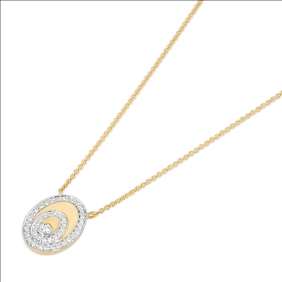 Het SATURNO Geel gouden collier is een verfijnd sieraad gemaakt van 18 karaat geelgoud en versierd met een hanger bezet met diamanten van in totaal 0.22 karaat. Ideaal voor speciale gelegenheden, draag het als een opvallend accessoire bij een elegante outfit om je look te verhogen en een vleugje luxe toe te voegen.