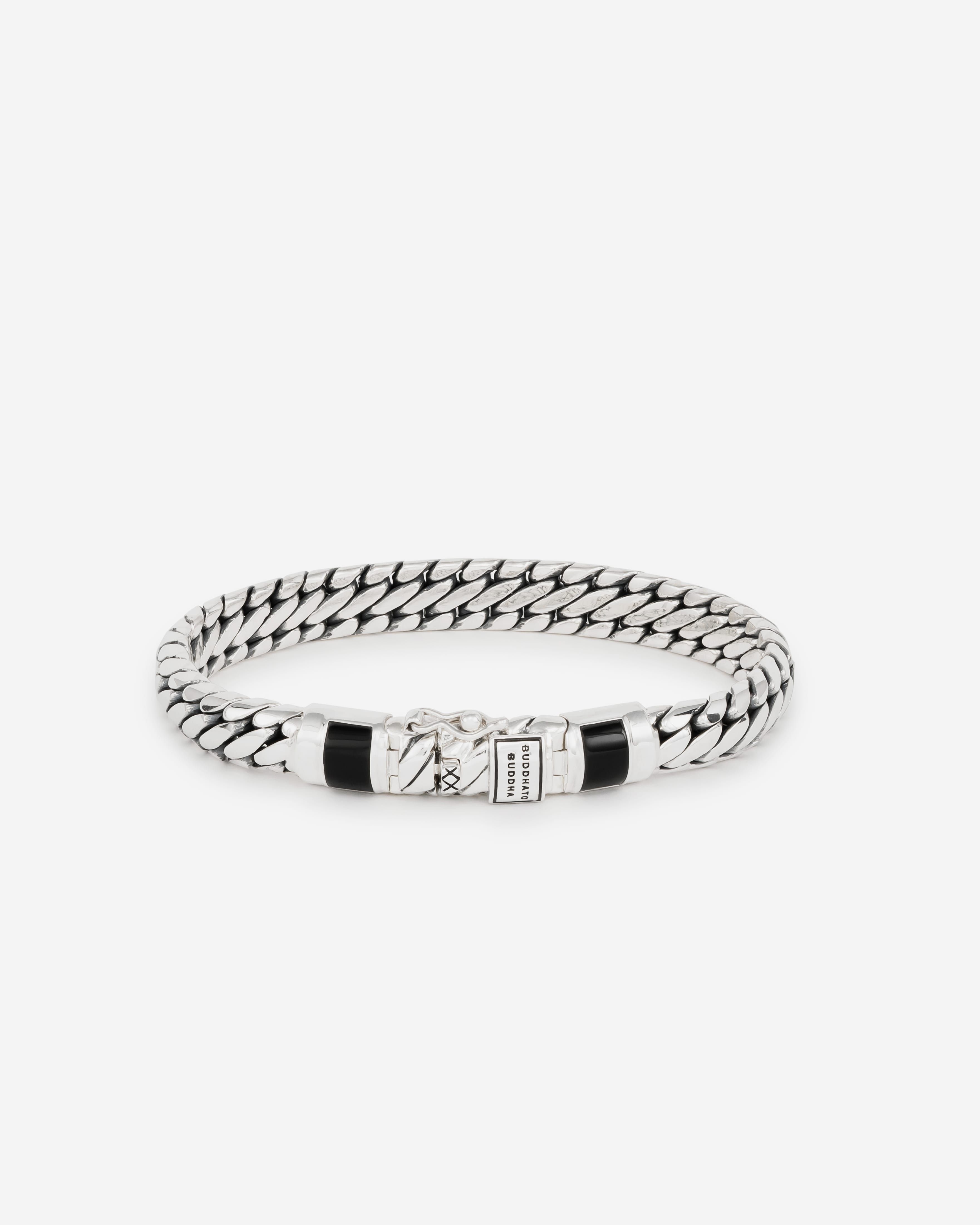 De Buddha to Buddha Ben XS Stone Turquoise armband is een variant op de populaire Ben XS armband, maar dan met twee onyx stenen in de band verwerkt. Handgemaakt en tijdloos zoals alle Buddha to Buddha sieraden. De zilveren armband laat zich perfect combineren met andere Buddha to Buddha sieraden.