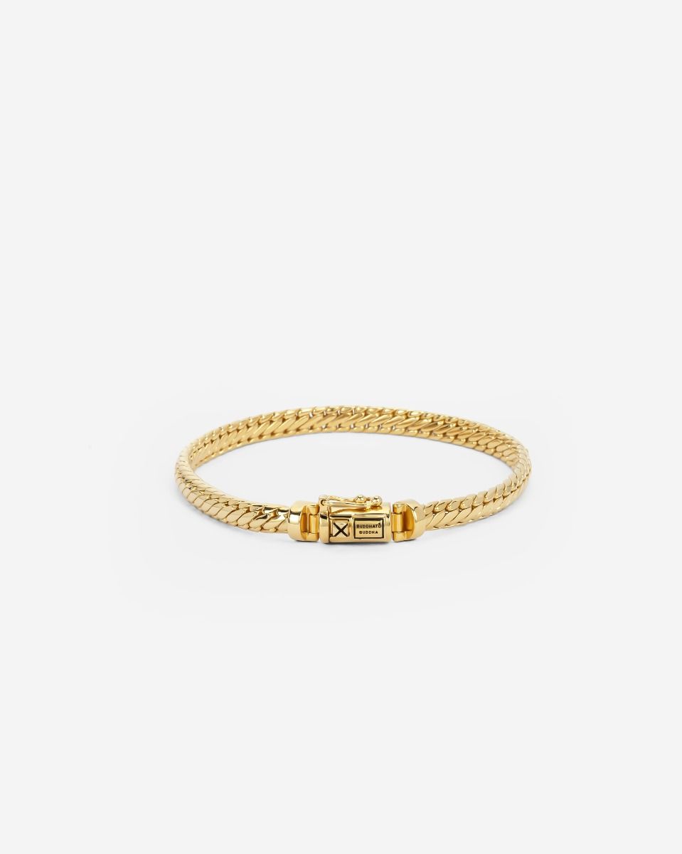 J101GV C+ - Ben Mini Armband Goud Vermeil De Ben Mini Armband, een verfijnde variant van de iconische Buddha to Buddha Ben schakel, is een subtiele toevoeging met een krachtige betekenis. Deze prachtige armband, ontworpen in Amsterdam en met liefde handgemaakt in Zuidoost-Azië van gerecycled zilver, is perfect om te dragen als symbool van jouw speciale connecties.

Gemaakt van gerecycled zilver met een hoogwaardige 3 micron laag 18-karaats goud. Deze laag goud is 5 keer dikker dan bij reguliere gold plated items, waardoor je lang kunt genieten van de glans en kwaliteit van deze armband.

