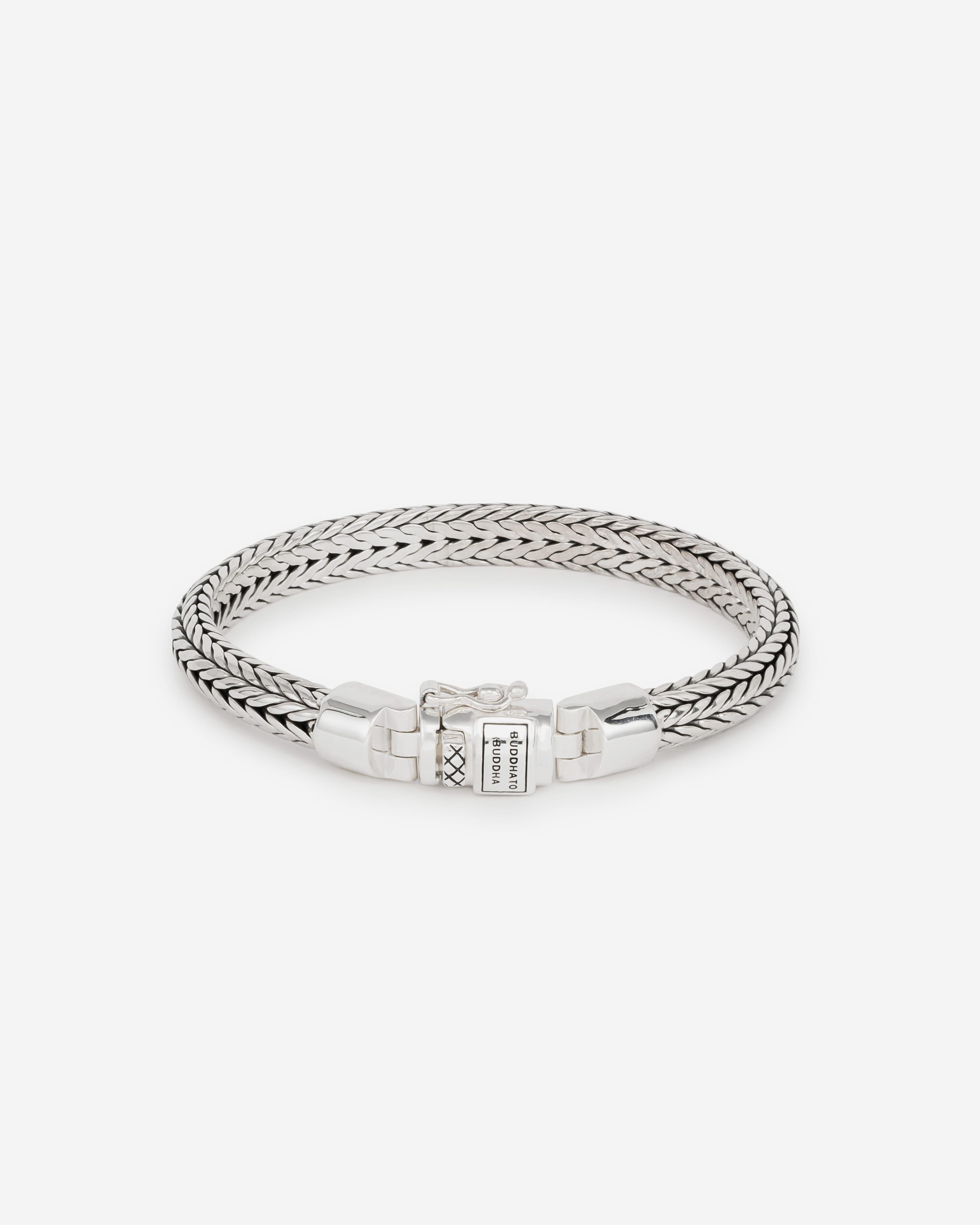 De Ellen familie is een van de subtielere armbanden in onze collectie. De Ellen XS armband is de smalste armband uit de Ellen collectie en bestaat uit een verfijnde en subtiele schakel. Het is een elegante armband die je goed kunt combineren met andere Buddha to Buddha sieraden. Handgemaakt uit sterling zilver en tijdloos zoals bij alle Buddha to Buddha items. De Ellen XS is smaller dan de Ellen Medium en de Ellen armband.