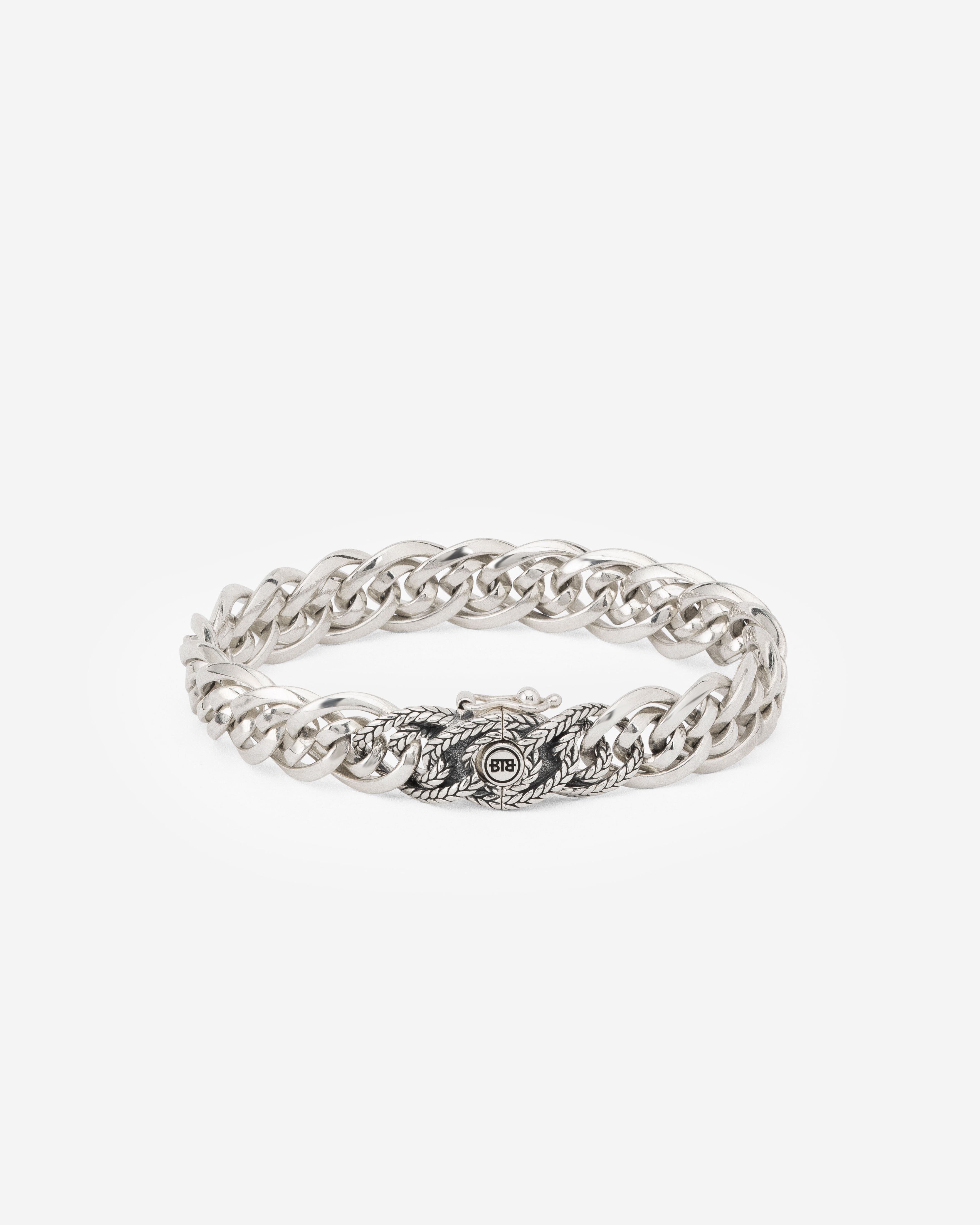 De Nathalie is een van de bekendste schakels uit de Heritage collectie. De aparte dubbele schakels die typisch zijn voor de Nathalie familie maakt deze sterling zilveren armband tot een echte blikvanger! Creëer een vlotte en stoere look met deze tijdloze en handgemaakte armband. De zilveren armband laat zich perfect combineren met andere Buddha to Buddha sieraden. De Nathalie XS is smaller dan de Nathalie en breder dan de Nathalie Mini.
