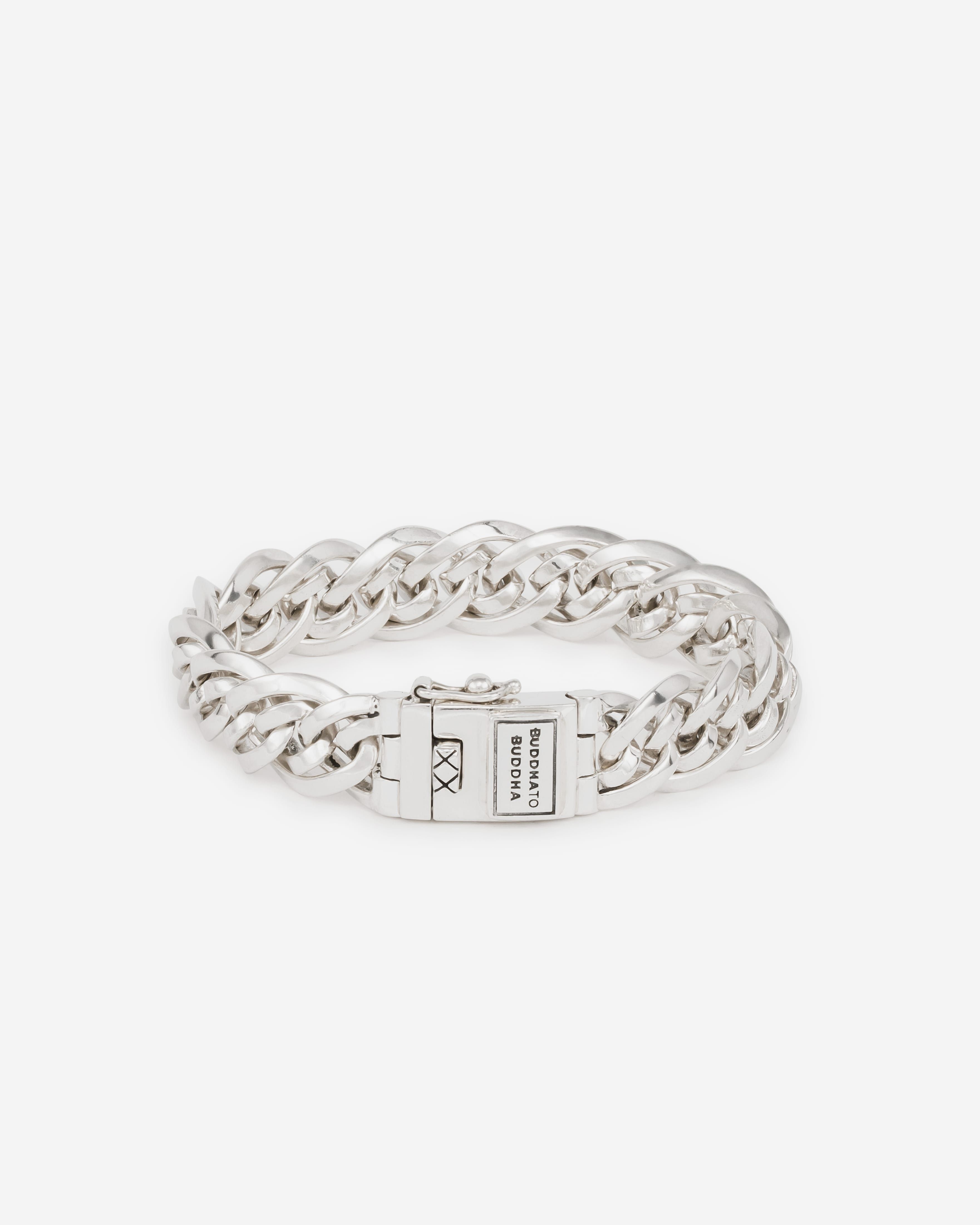 De Nathalie is een van de bekendste schakels uit de Heritage collectie. De aparte dubbele schakels die typisch zijn voor de Nathalie familie maakt deze sterling zilveren armband tot een echte blikvanger! Creëer een vlotte en stoere look met deze tijdloze en handgemaakte armband. De zilveren armband laat zich perfect combineren met andere Buddha to Buddha sieraden. De Nathalie XS is smaller dan de Nathalie en breder dan de Nathalie Mini.