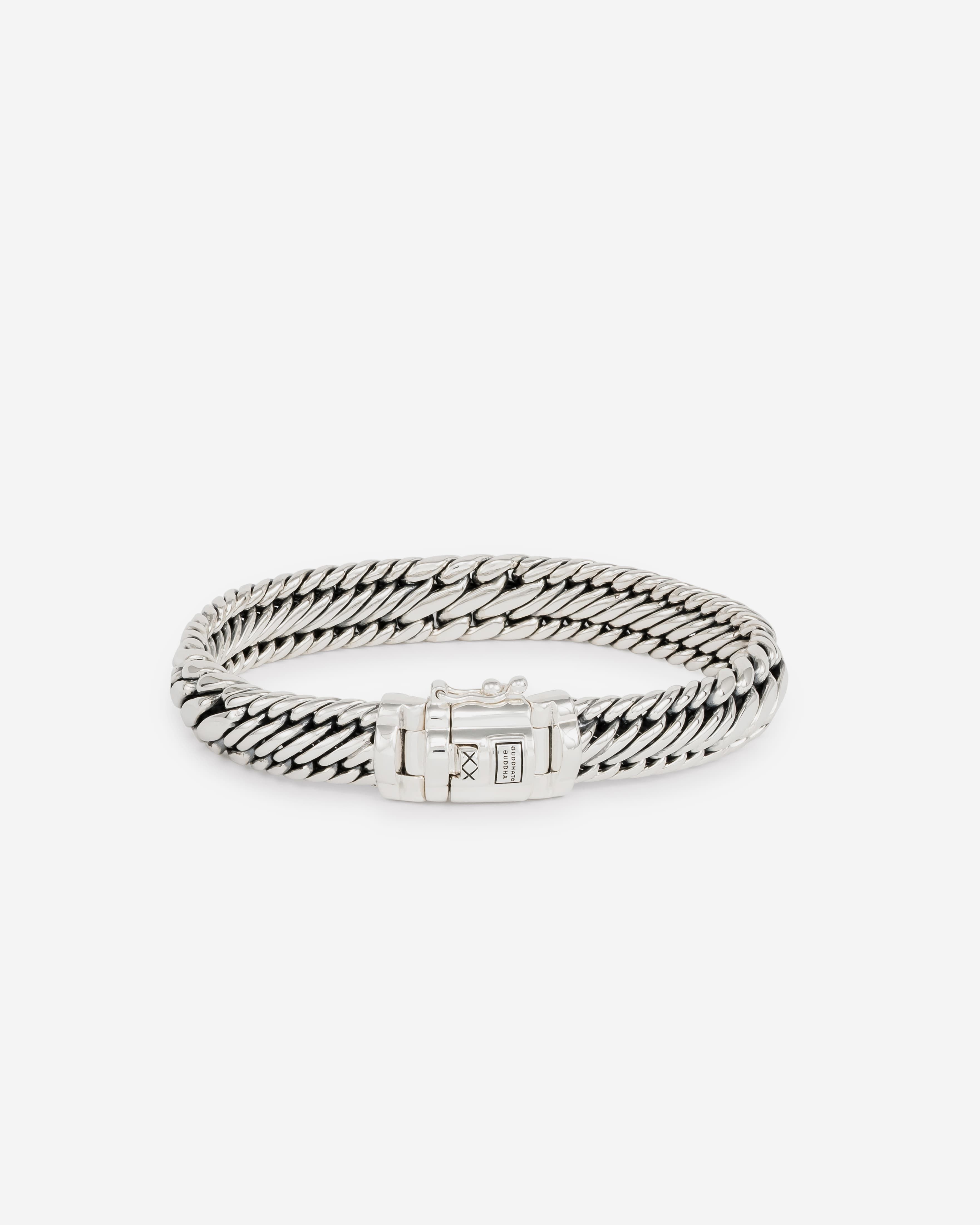 Buddha to Buddha armband, J262 D Edwin/Ben XS

Deze nieuwe Ben/Edwin serie laat puur vakmanschap zien en heeft twee designs in één iconische schakelcombinatie. Kan je niet kiezen tussen de Ben of Edwin armband? Dan is deze serie de perfecte oplossing! De Edwin schakel is gefuseerd met een Ben schakel. Niet alleen heel bijzonder om te zien, maar ook technisch een hele uitdaging voor de zilversmeden om te maken. Het resultaat: een vernieuwende, stoere armband die een waar kunstwerk is. De armband is ook verkrijgbaar in een grotere versie als de Edwin/Ben XS armband. De Ben/Edwin serie bevat ook een prachtige ring die deze twee iconische weeftechnieken combineert.