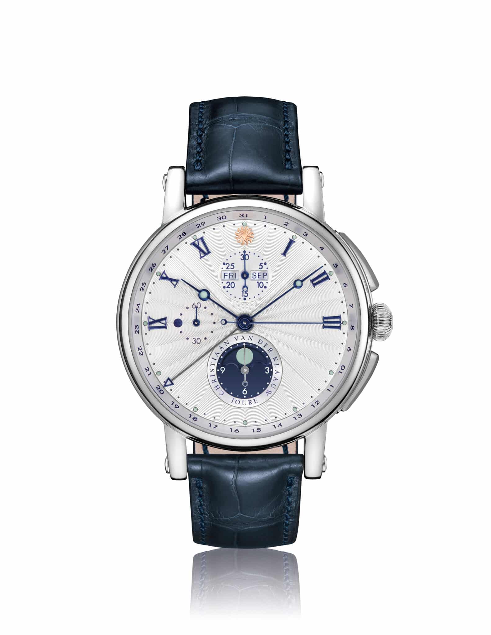 De prachtige Hypernova van Christiaan van der Klaauw is er in diverse kleuren. Dit horloge combineert een chronograaf met een dag/nacht aanduiding, een vernuftige datumaanduiding en een fraaie maanstand indicatie. Deze maanstand indicatie is op de 6-uurs positie af te lezen. Wanneer de maan links van het midden staat bevindt de maan zich in het eerste kwartier. Wanneer de beeltenis in het midden staat is het volle maan en aan de rechterkant van het midden bevindt de Maan zich in het laatste kwartier. Indien de maan niet zichtbaar is ziet men in het venster een prachtige sterrenhemel en is het nieuwe Maan. De CVDK Hypernova is het eerste model in de collectie van CVDK met onze nieuwe extra grote kast, met een diameter van 44 millimeter