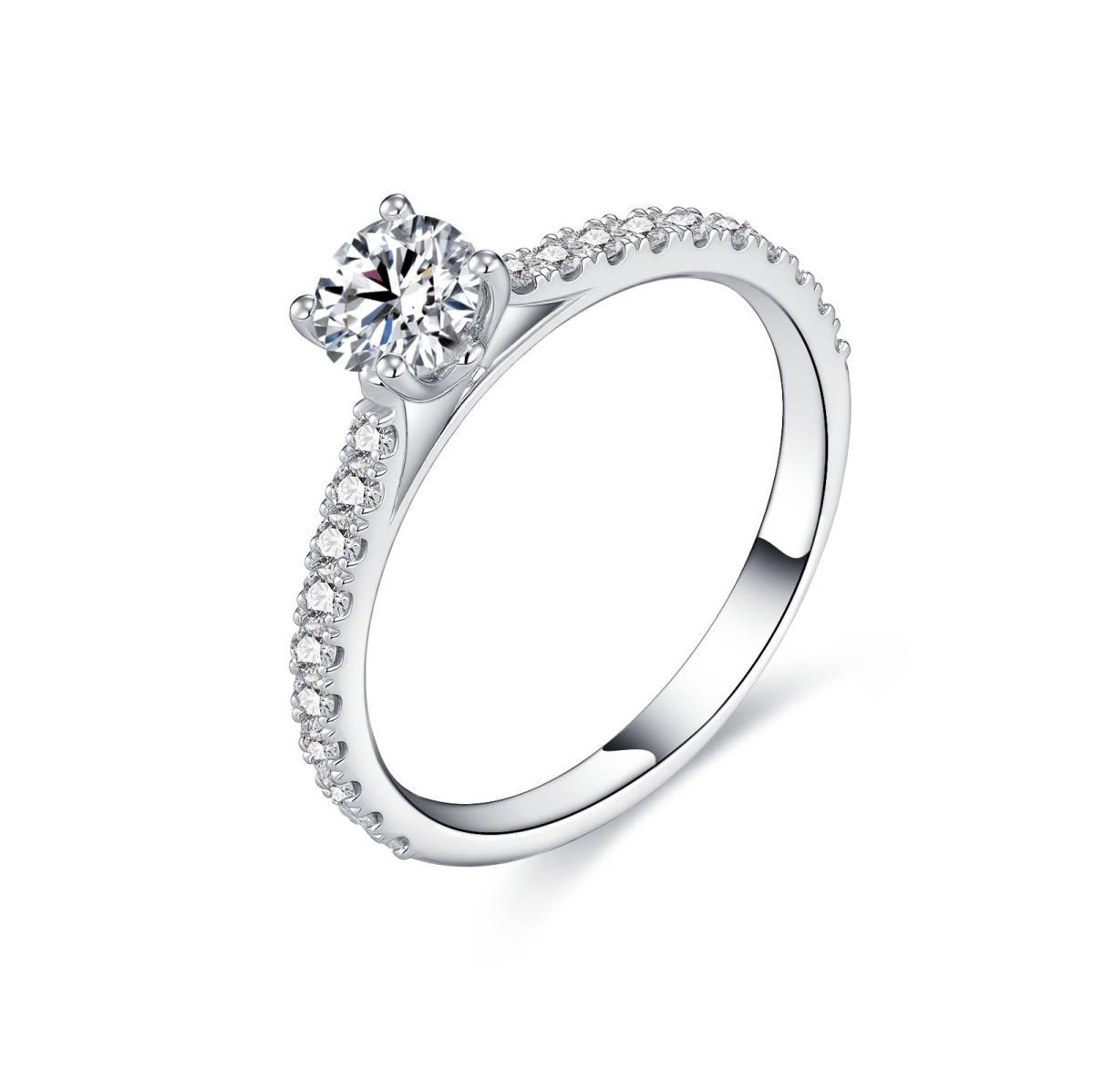 De Lab grown Daily Essentials solitaire ring (modelnummer NPLR005-54) van een niet-gespecificeerd merk is gemaakt van 14-karaat goud met een zilveren kleur en bevat diamanten van 0.50+0.29 CT in kwaliteit F/VS. Perfect om dagelijks te dragen als een subtiel, elegant accessoire dat moeiteloos te combineren is met andere sieraden. Beschikbaar in maat 54.