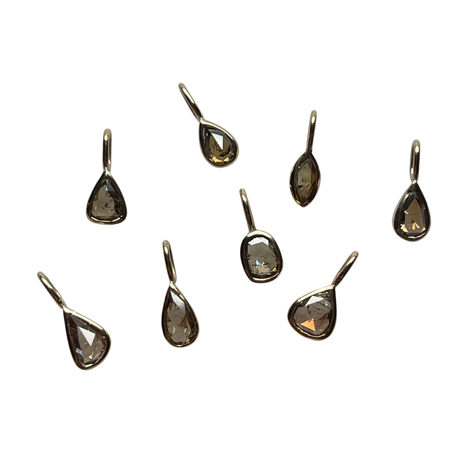 De Gouden Hanger Fantasie Diamant, modelnummer PG-384-DIA, is een elegante en verfijnde pendant. Dit sieraad valt onder de categorie juweel en is perfect voor elke gelegenheid. Draag deze hanger aan een fijne ketting om de subtiele schittering van de diamant volledig tot zijn recht te laten komen. Een tijdloze toevoeging aan elke juwelencollectie.