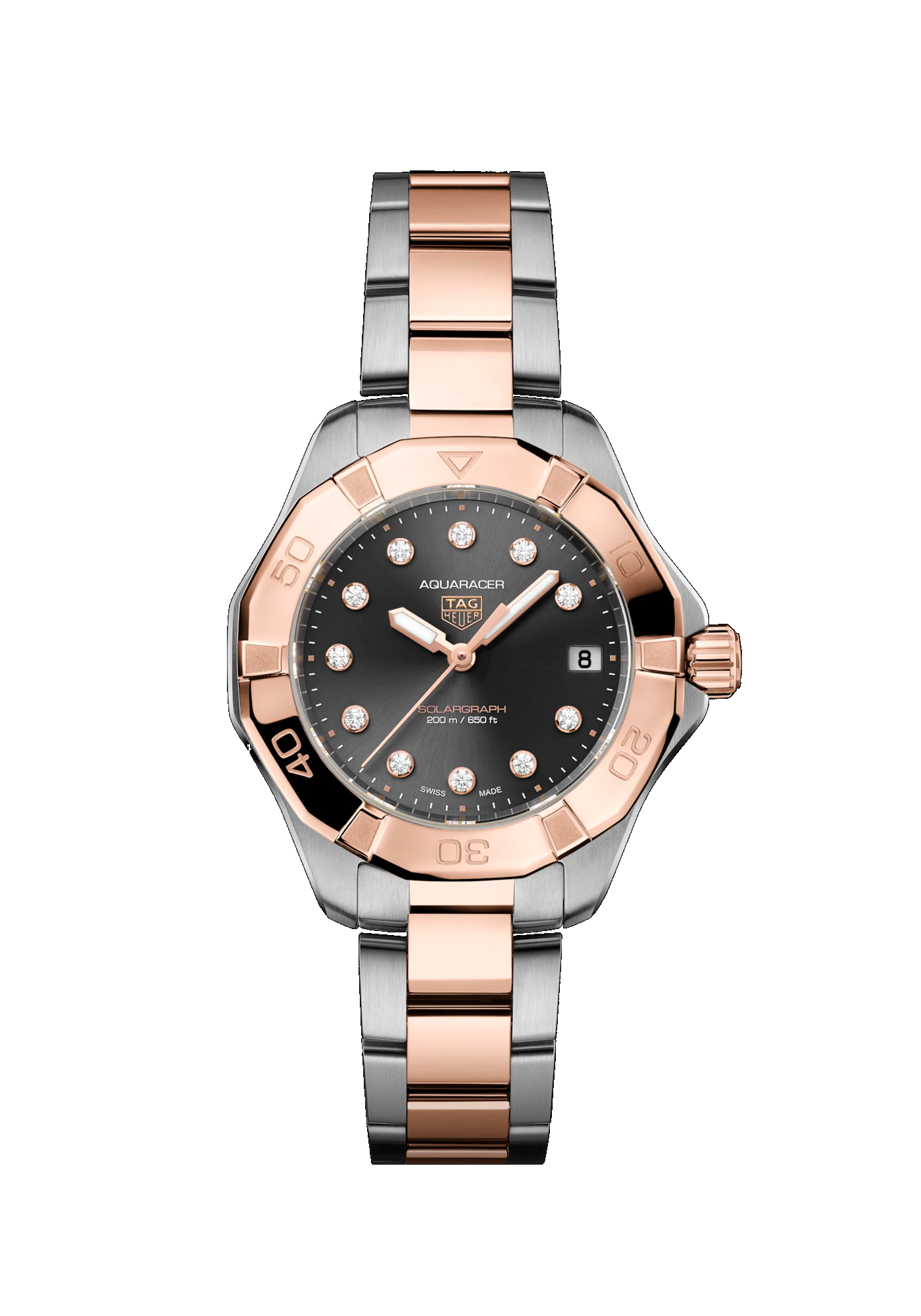 Dit TAG Heuer horloge behoort tot de Aquaracer Professional 200 collectie.
Referentienummer: WBP1324.BB0005

Maak kennis met de TAG Heuer Aquaracer Professional 200 Solargraph, een verfijnd tweekleurig horloge dat elegantie en veelzijdigheid combineert. Vervaardigd in gepolijst staal en 18-karaats 5N roségoud, belichaamt dit model de ambitie van het merk op het gebied van precisie en prestaties, nu met de kracht van Solargraph-technologie.

De zwarte, geborstelde sunray wijzerplaat, versierd met 11 sprankelende diamanten indexen, reflecteert het licht als de stralen van de ondergaande zon op het water. De wijzers van 18-karaats 5N roségoud en het TAG Heuer-logo geven de wijzerplaat een zachte warmte.

De stalen en roségouden kast van 34 mm, bekroond door een unidirectionele bezel met een 60-minuten wijzerstand, is waterbestendig tot 200 meter. Het combineert tijdloos design met veelzijdige functionaliteit.