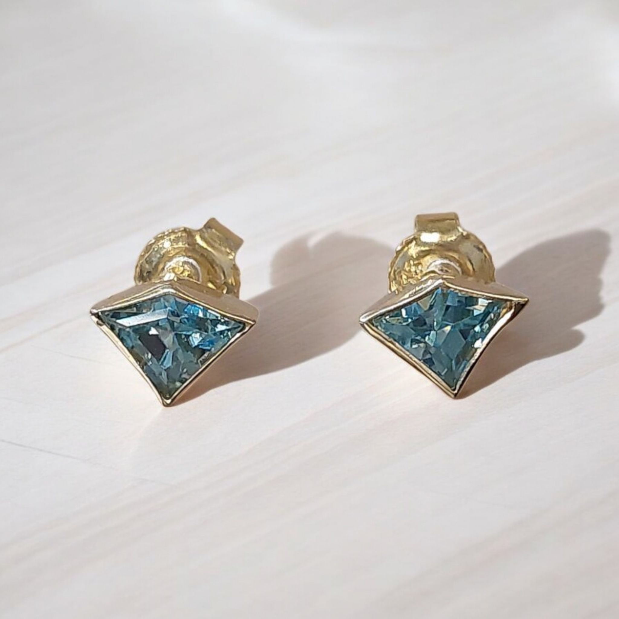 14kt gouden oorsteker handgemaakt in eigen atelier met Aquamarijn