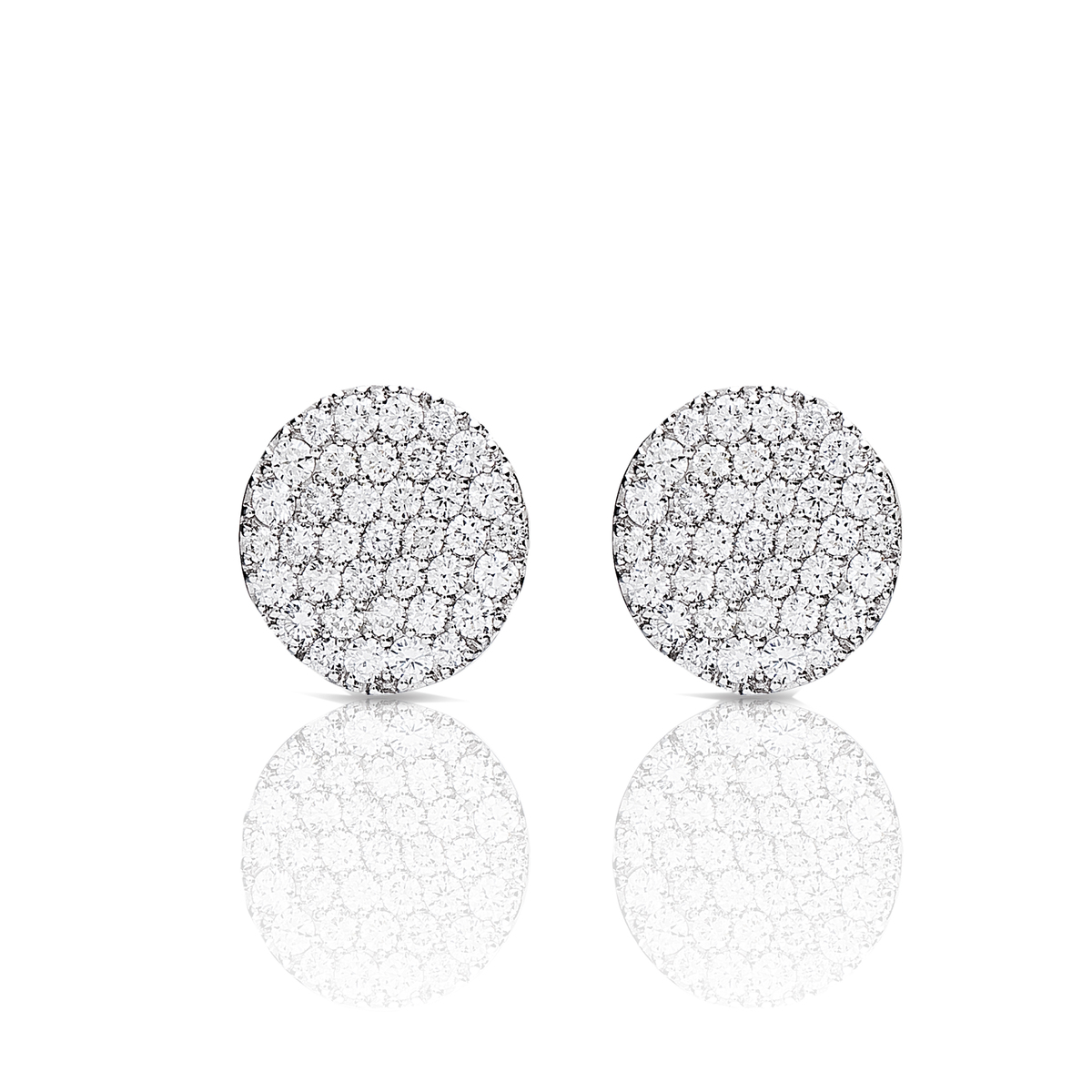 De Oorbelstekers 93FK10/A zijn gemaakt van 18-karaats witgoud en hebben een totaal van 0,915 ct aan diamanten. Deze verfijnde stud oorbellen stralen elegantie uit en zijn ideaal voor zowel alledaagse als formele gelegenheden. Draag ze solo voor een subtiele look of combineer met andere juwelen voor een glamoureuze uitstraling.