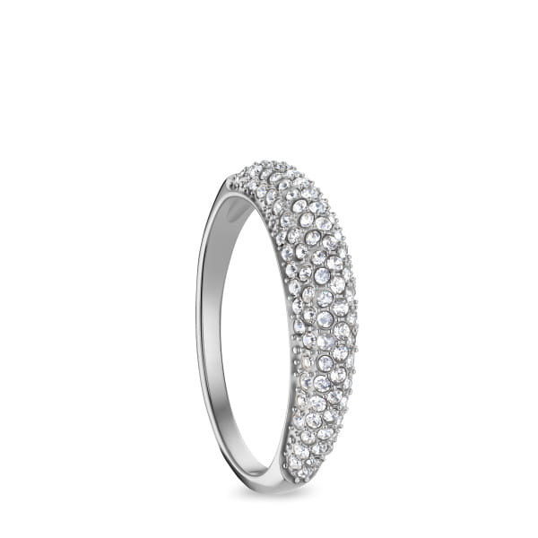  Deze nieuwe ring uit onze Arctic Pavé Collectie is een schitterend voorbeeld van verfijnde elegantie en opvallende glans. Gemaakt van glanzend zilverkleurig roestvrij staal, is de voorkant rijkelijk bezet met een dichte rij fonkelende kristalglasstenen in een pavé-setting, wat een betoverend lichtspel creëert dat vanuit elke hoek de aandacht trekt.  De slanke vorm en subtiel gebogen design maken deze ring tot een veelzijdig sieraad – perfect om zowel alledaagse outfits als speciale gelegenheden een vleugje verfijning te geven. Met oog voor detail en vakmanschap ontworpen, biedt hij een comfortabele pasvorm terwijl hij zijn stralende glans behoudt – een echte statement-ring die moderne glamour met tijdloze elegantie combineert. 