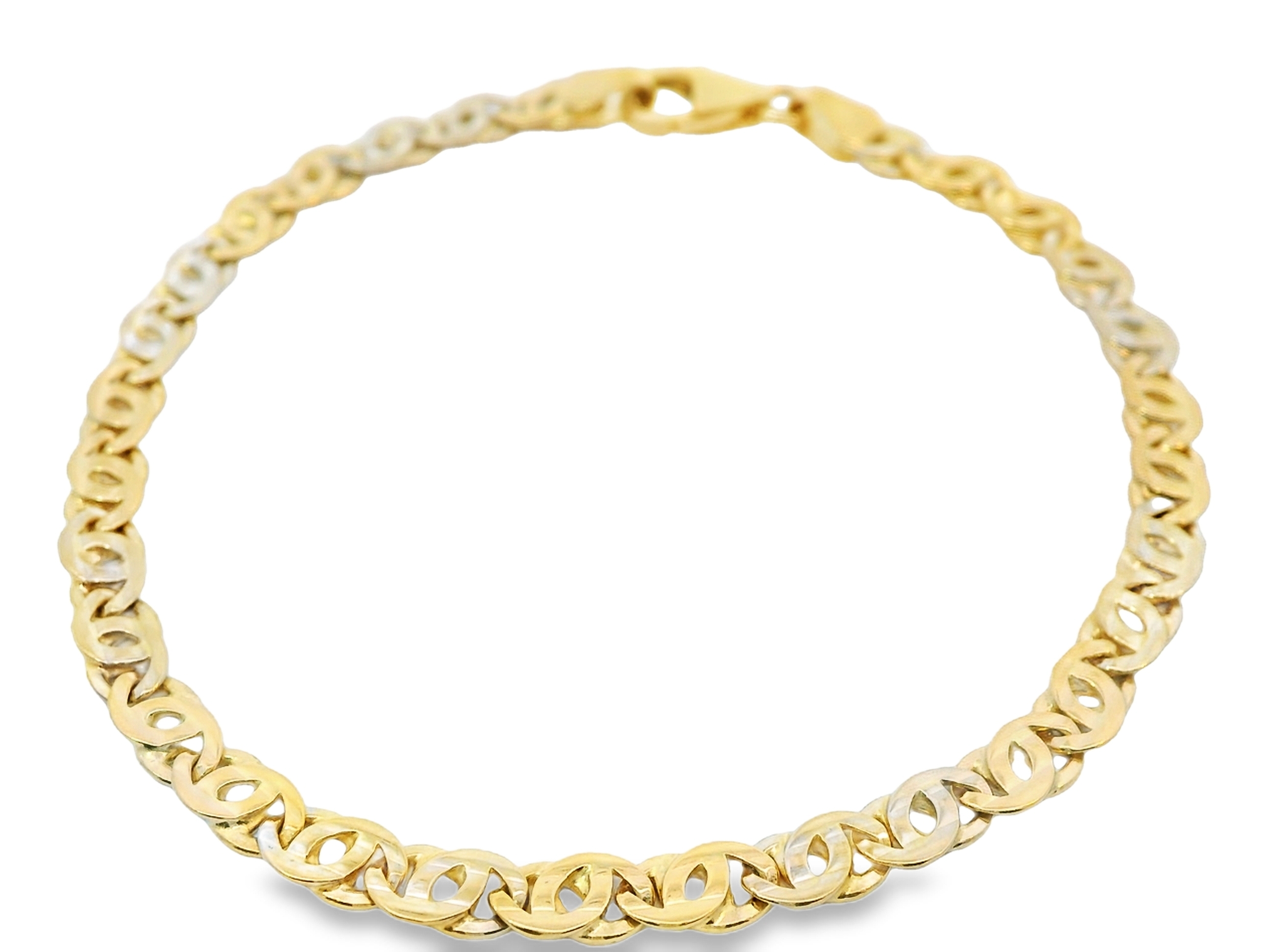 Deze verfijnde armband is vervaardigd uit 14 karaat goud (6.94 gr) en straalt pure elegantie uit door zijn unieke bicolor design. De schakels combineren geelgoud en witgoud op een stijlvolle manier, wat zorgt voor een subtiel, maar luxueus contrast. De schakelvorm heeft een klassieke uitstraling met een moderne twist, perfect voor zowel dagelijks gebruik als speciale gelegenheden.

De armband is voorzien van een stevige karabijnsluiting, wat zorgt voor veiligheid en comfort tijdens het dragen. Dankzij de hoogwaardige afwerking en het duurzame materiaal is dit een tijdloos sieraad dat jarenlang meegaat.

Specificaties:

Materiaal: 14 karaat geelgoud en witgoud (bicolor)

Type sluiting: Karabijnsluiting

Design: Gevlochten schakels met glanzende afwerking

Geschikt voor: Dames en heren met een verfijnde smaak

Een prachtig cadeau voor jezelf of een dierbare – deze bicolor gouden armband combineert luxe met vakmanschap.