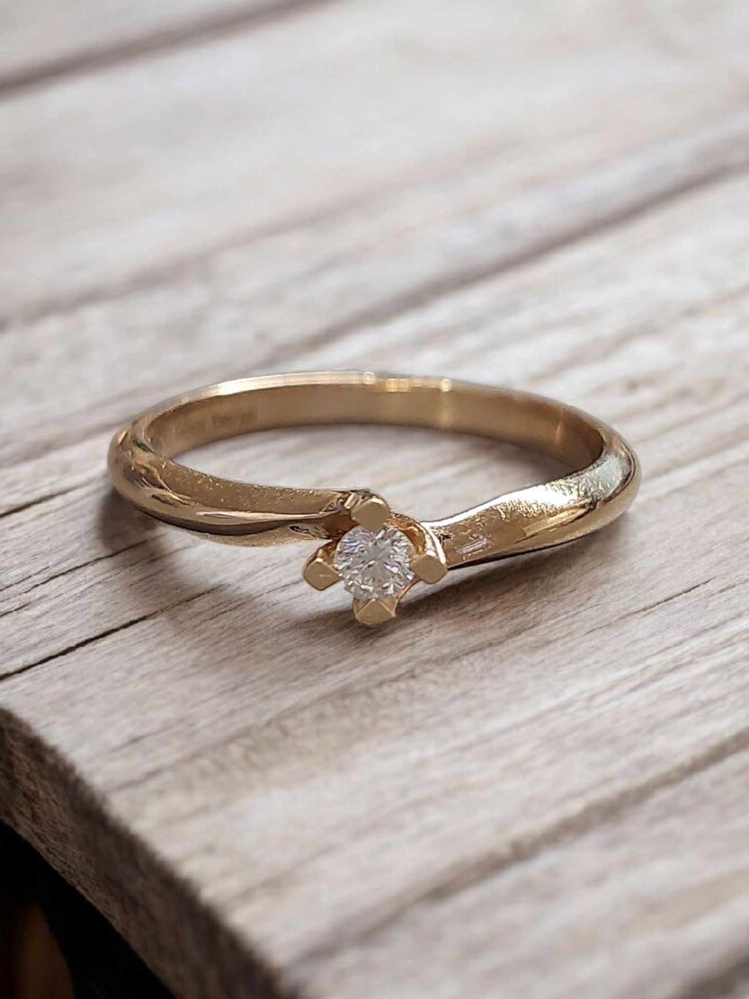 14kt gouden ring met 0.08ct diamant