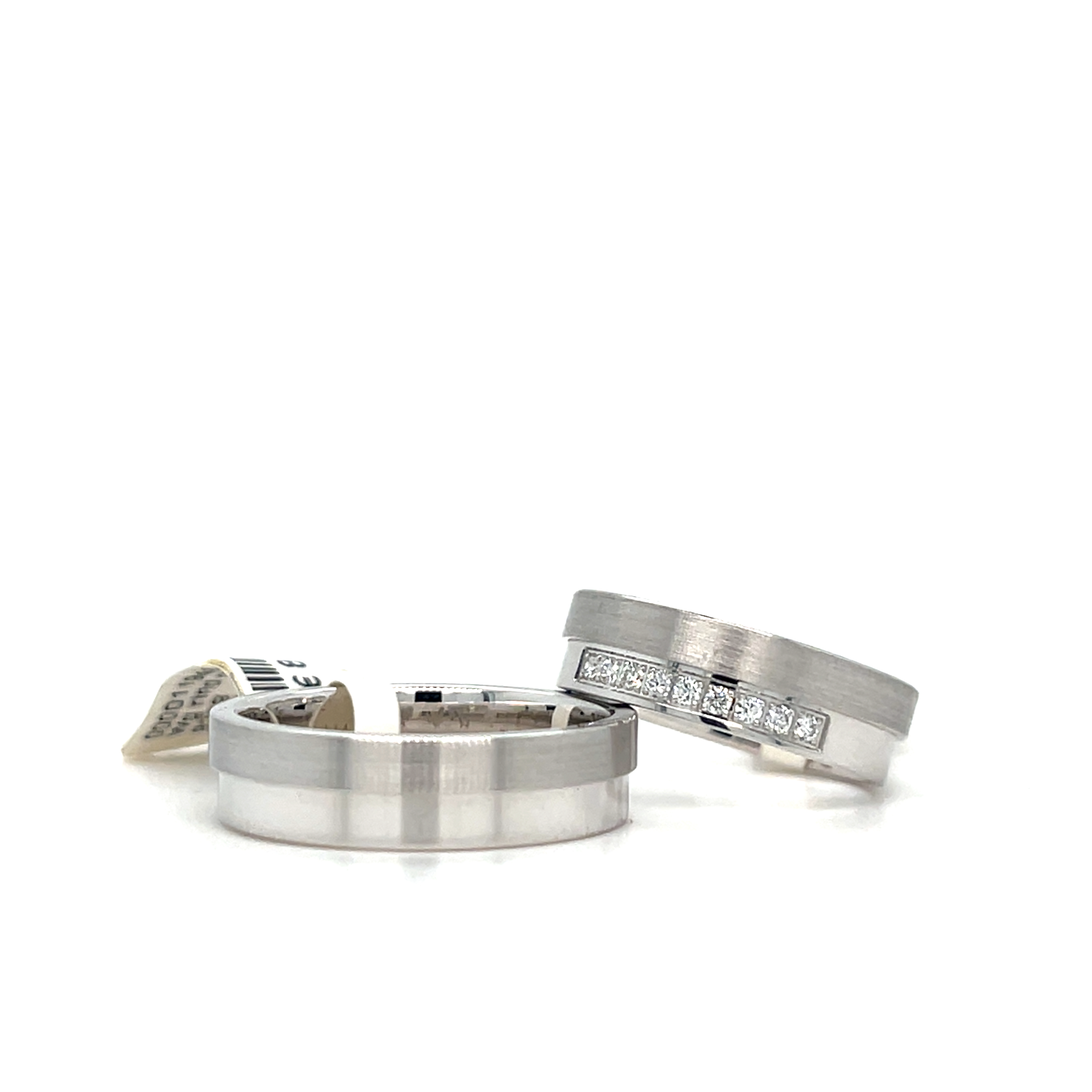 De Trouwring dames witgoud mat/gepolijst met een verlaagde rand bevat 9 briljanten 0,14ct van VS-kwaliteit. De ring is maat 17,5. Is beschikbaar als set met de herenring, deze is €1150
