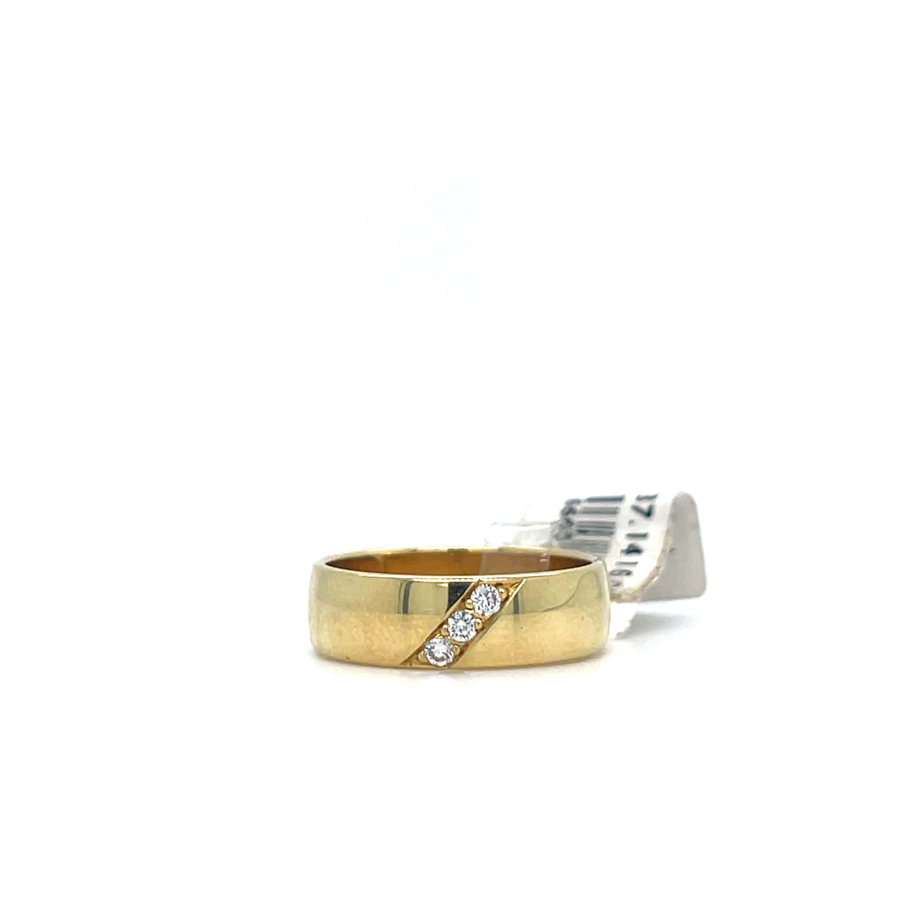 Deze trouwring van desiree is 6mm breed in het geelgoud en heeft 3 briljanten van 0.03ct in een schuine railzetting. De ring is maat 17,5