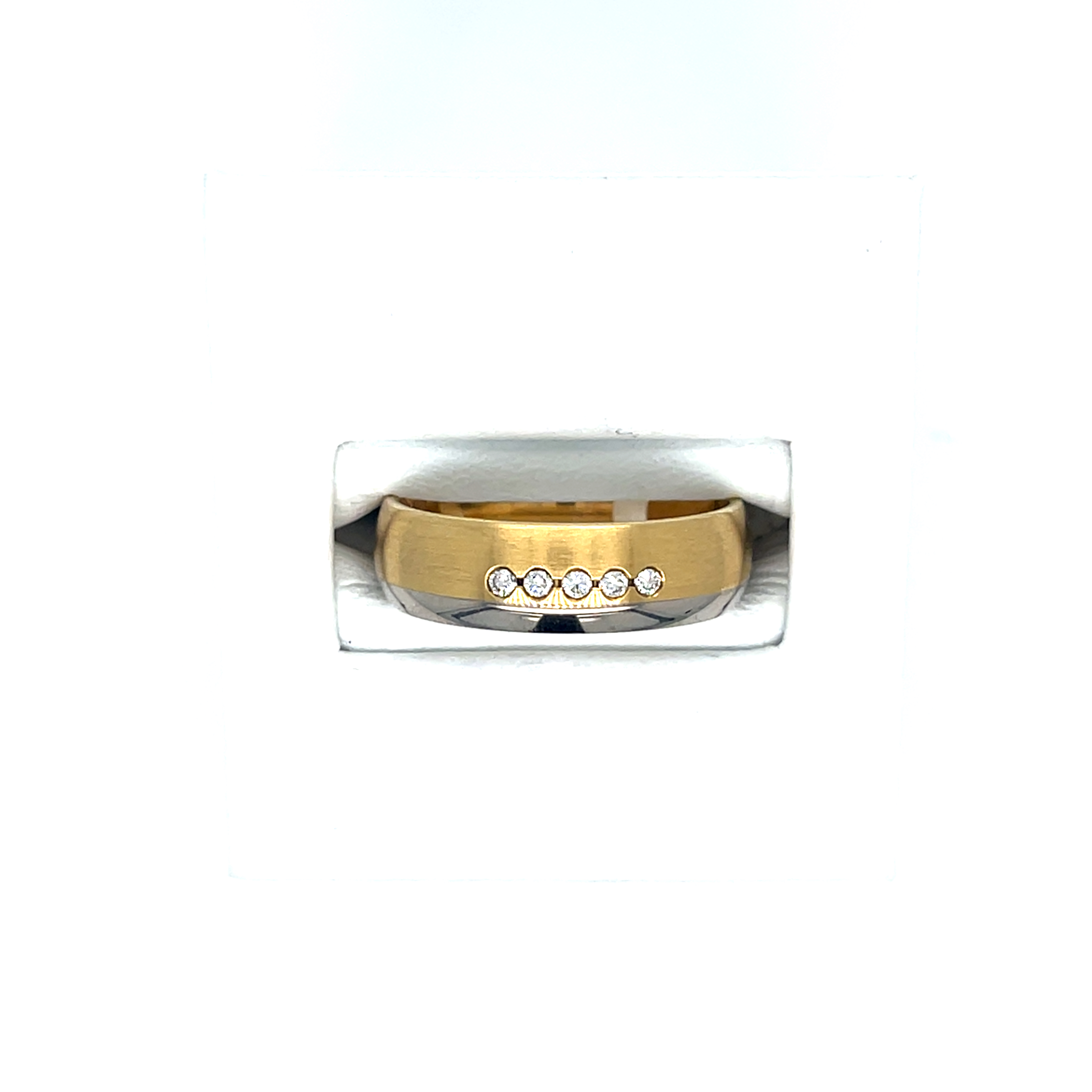 Deze trouwring van het merk desiree is 3/4 geelgoud gemateerd en 1/4 witgoud gepolijst. de ring heeft een lichte bolling en op 2/5 van de ring 5 x 0.075ct briljanten in een aangewreven zetting. maat 17.5