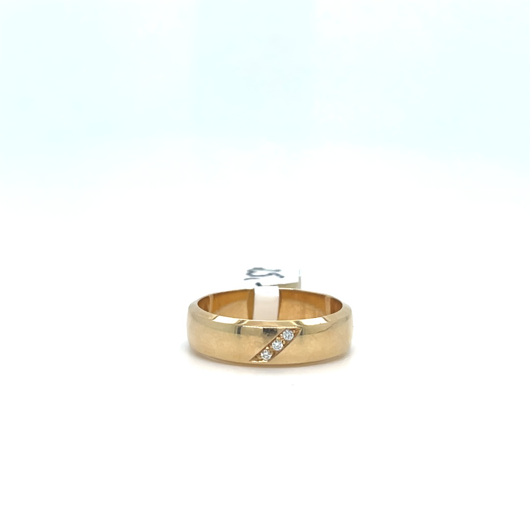 Occasion trouwring geelgoud met 3x 0.02ct briljanten in een schuine railzetting. maat 16 1/4