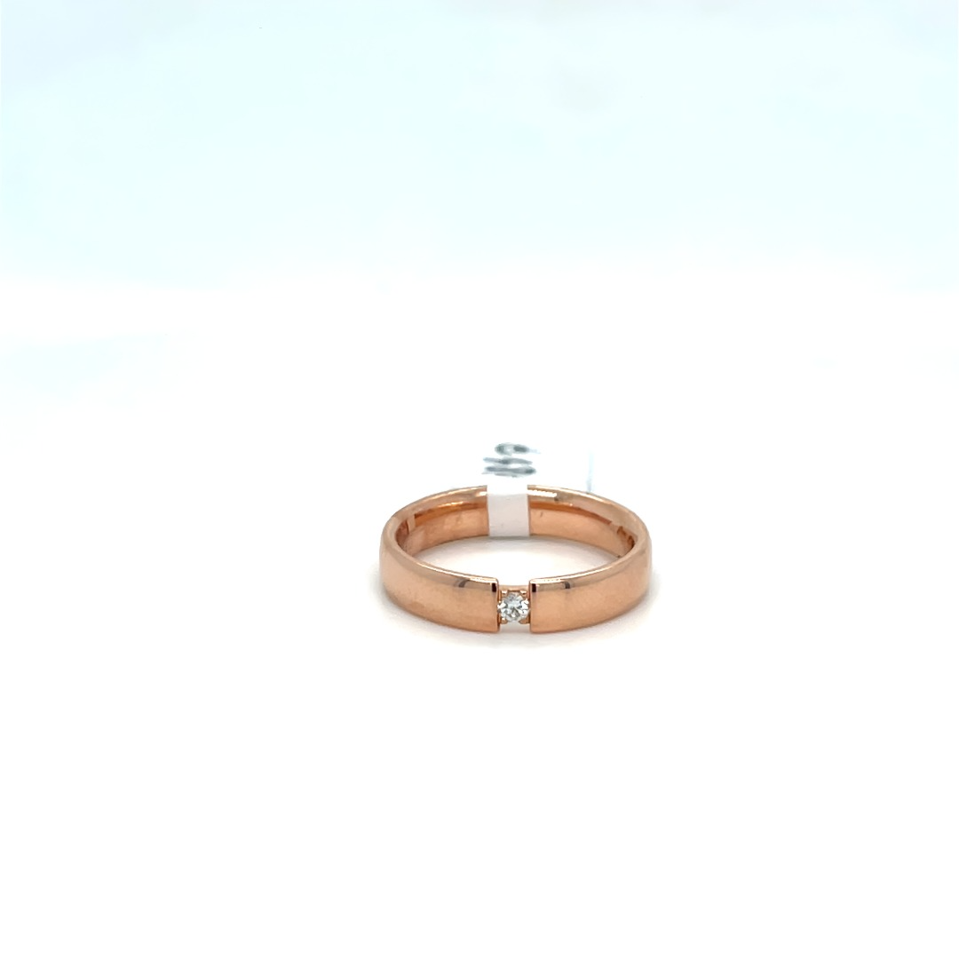 De 14 karaat Rose gouden trouwring straalt elegantie uit met een 0.035ct diamant. 
maat 16 