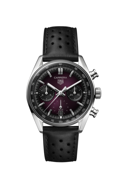 Dit Tag Heuer horloge behoort tot de Carrera collectie.
Referentienummer: CBS2219.FC6607

Til uw stijl naar een hoger niveau met de TAG Heuer Carrera Chronograph, waar geavanceerd design en levendige kleuren samenkomen. De smokey purple sunray-geborstelde wijzerplaat voegt diepte en verfijning toe. Contrasterende zwarte subdials tillen het opvallende ontwerp verder naar een hoger niveau.
De 39mm kast is gemaakt van fijn geborsteld en gepolijst roestvrij staal en herbergt het automatische Calibre TH20-00. Het bezel-vrije, kenmerkende glassbox-ontwerp zorgt voor duurzaamheid en behoudt tegelijkertijd een strakke, moderne look. De zwarte geperforeerde, paars gevoerde kalfsleren band vormt een aanvulling op de wijzerplaat. Het CAPSA zelfverwisselbare systeem biedt veelzijdigheid voor elke pols en verbetert de dagelijkse draagbaarheid.

Uw TAG Heuer is 24 maanden na aankoop beschermd onder fabricagegarantie. Door het horloge te registreren op MyTAGHeuer kunt u deze garantieperiode met nog eens 3 extra jaar verlengen!