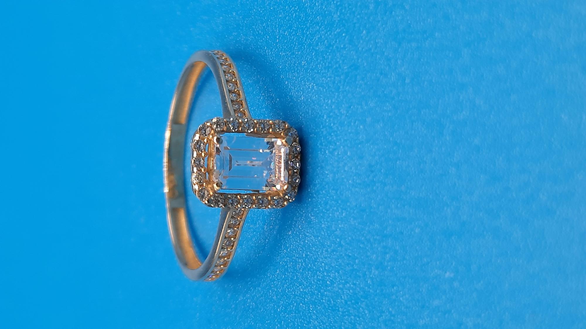 De gouden damesring met modelnummer BREA-0001866 is gemaakt van 14-karaats goud en heeft een ringmaat van 55. Deze elegante en tijdloze ring is goudkleurig en perfect voor dagelijkse draagmomenten of speciale gelegenheden. Draag hem als statement stuk op zichzelf, of combineer met andere ringen voor een gelaagd effect. Perfect voor elke gelegenheid.