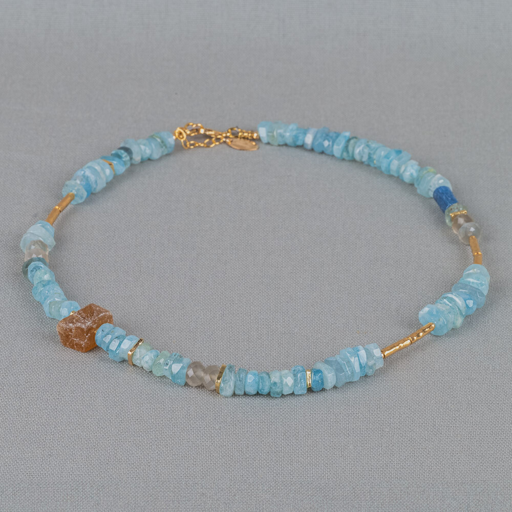 Collier gemaakt van Goldfilled buisjes en de edelstenen Aquamarijn, Maansteen, Calciet en Kyaniet. Combineer met andere sieraden van Jeh Jewels.
