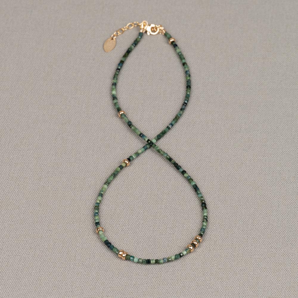 Collier gemaakt van de edelsteen Groene Toermalijn en Goldfilled schijfjes. Combineer met de bijpassende armband en ga voor een complete look!