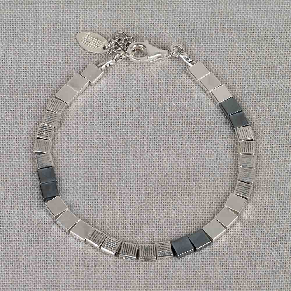 Armband uit de Silver-collectie van Jeh Jewels, gemaakt van 925 sterling zilver en geoxideerd zilver. De armband bestaat uit vierkante blokjes met ieder een eigen structuur. Combineer deze armband met het bijpassende collier van Jéh Jewels.