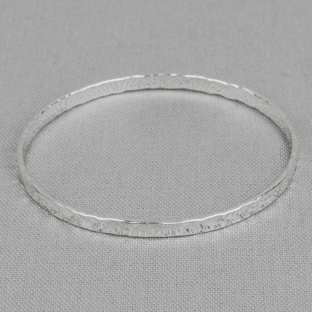 Een rinkelarmband gemaakt van 925 sterling zilver en heeft een hamerslag effect. Deze armband kan perfect gecombineerd worden met andere armbanden van Jeh!