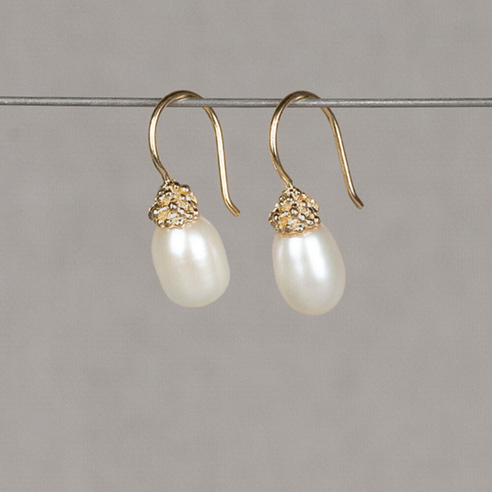 Stijlvolle vergulde oorhangers, in combinatie met een witte parel. Zoetwaterparels zijn vaak rond, maar kunnen ook onregelmatig zijn van vorm.
