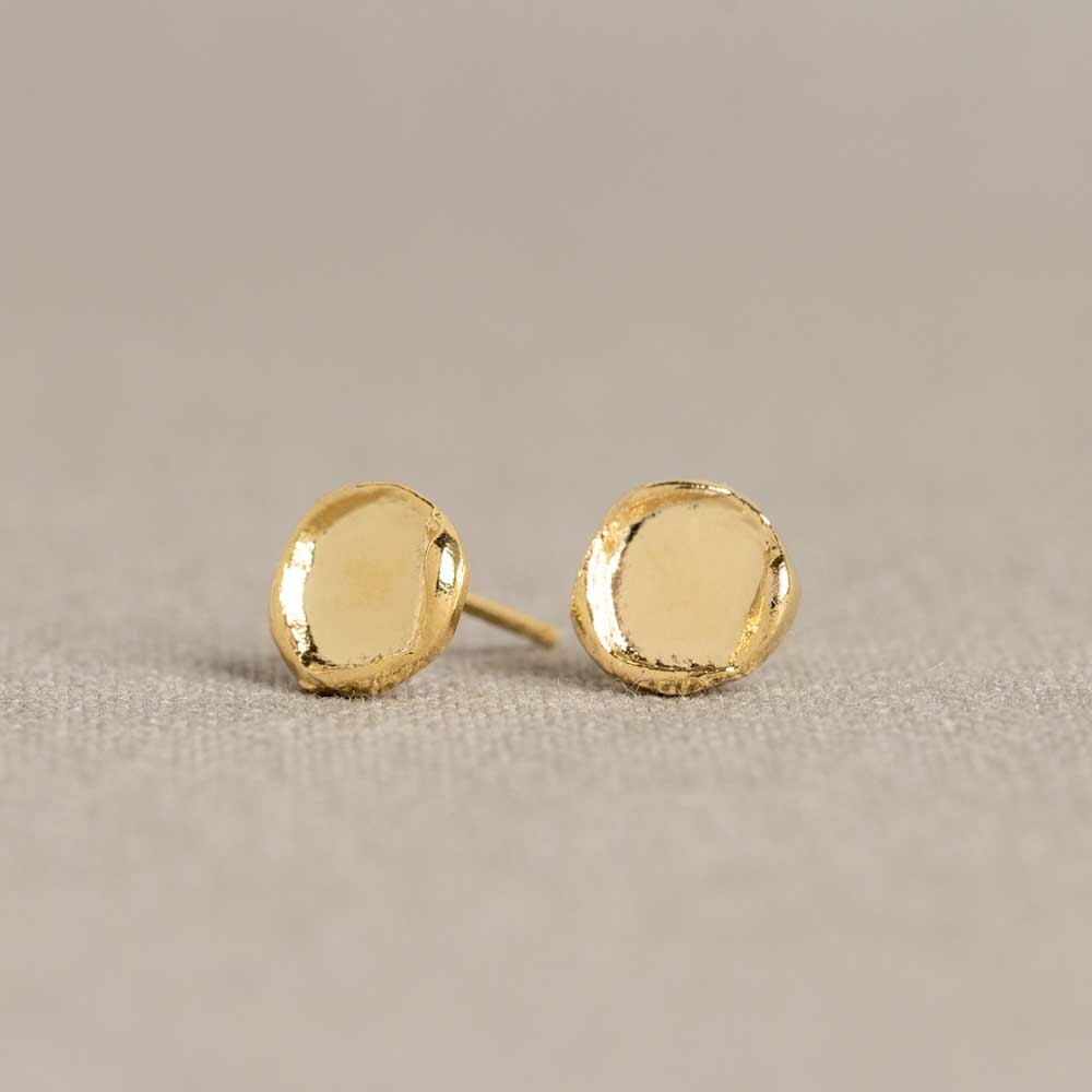 Oorstekers gemaakt van zilver verguld en heeft een ronde organische vorm. De randen van de oorstekers staan omhoog voor meer diepte.