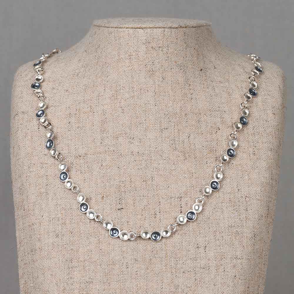Prachtig collier, gemaakt van 925 sterling zilver, met geoxideerd zilver. Het collier bevat schakels bestaande uit drie druppels, waarvan de middelste geoxideerd is. Het is een dun collier en staat dus ook prachtig op een smalle hals.