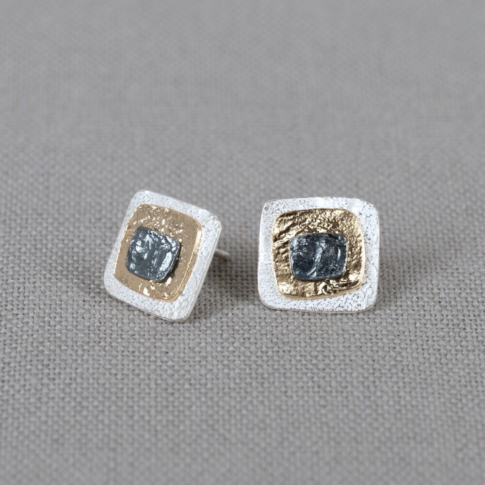 Oorknop vierkant gestapeld gemaakt van 925 sterling zilver, geoxideerd zilver en zilver verguld.