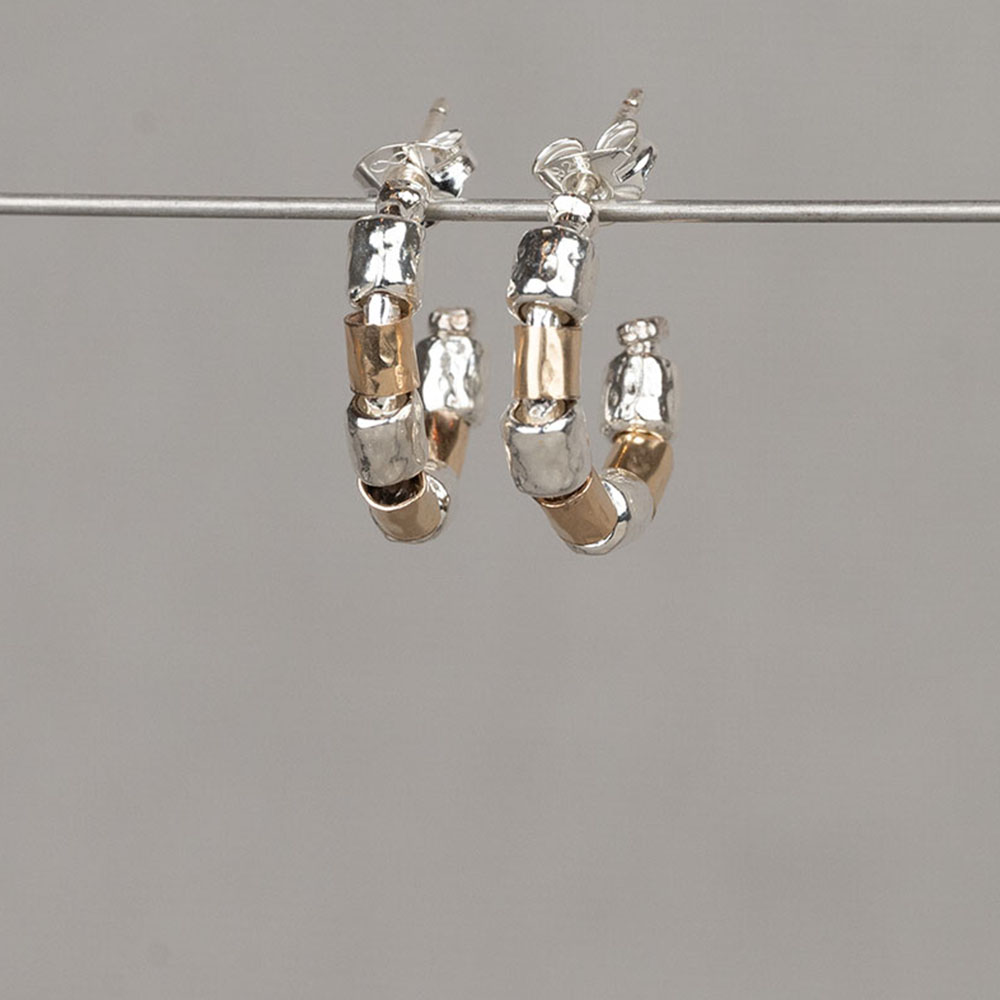 Oorbel gemaakt van 925 sterling zilver en Goldfilled. De buisjes zitten los om de oorbel heen waardoor ze kunnen bewegen. Combineer met een mooi buisjes collier voor een complete look!