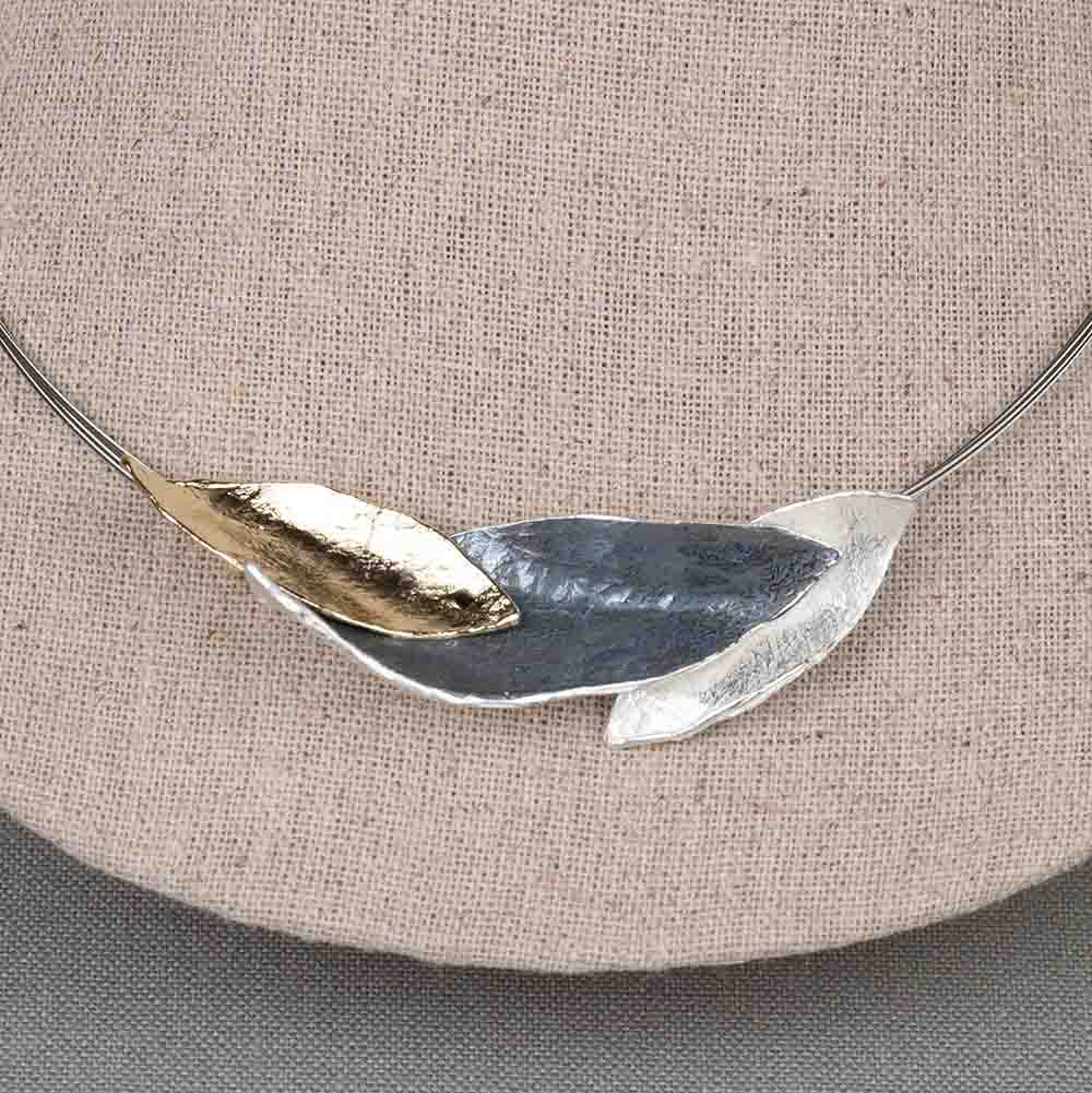 Hanger gemaakt van 925 sterling zilver, geoxideerd zilver en zilver verguld. Combineer deze hanger met een spang, een paar mooie oorbellen en een ring voor een complete look!