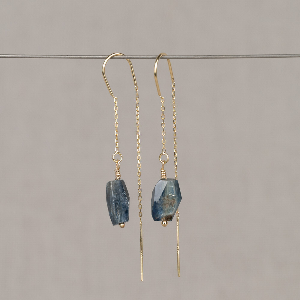 Oorhanger gemaakt van zilver verguld met daaraan een prachtige gefacetteerde kyaniet. Kyaniet is een spirituele steen met een kalmerende en evenwichtige werking. Het helpt ons de regie over ons eigen leven voeren en om in te zien dat we geen marionetten van het lot zijn maar onze eigen toekomst vorm kunnen geven.