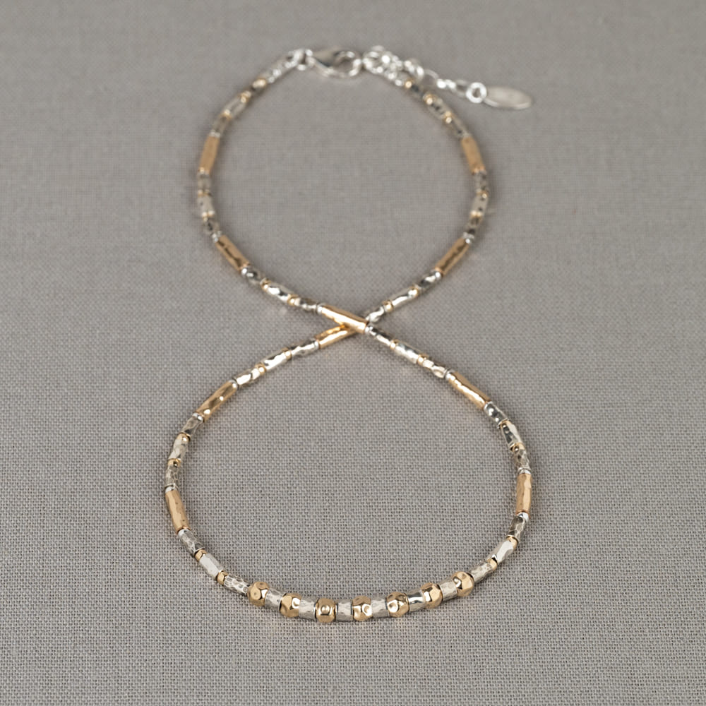 Een buisjes collier gemaakt van 925 sterling zilver, geoxideerd zilver en Goldfilled. De Goldfilled bolletjes aan de voorkant maken dit collier onderscheidend.