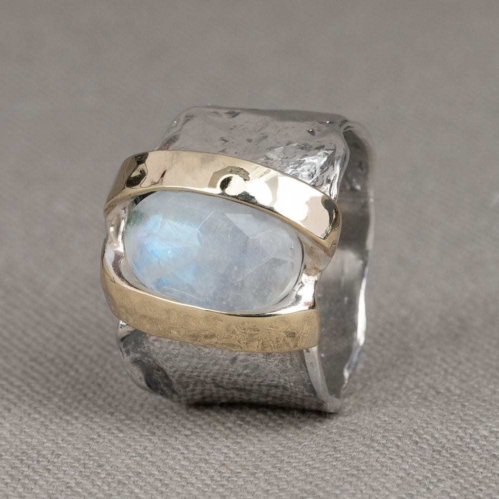 Ring gemaakt van 925 sterling zilver, Goldfilled en Maansteen. Maansteen is de steen van de hoop. De steen staat voor intu&iuml;tie, gevoel, liefde en vruchtbaarheid. Het is een echte vrouwensteen, hij versterkt de vrouwelijke eigenschappen. De glans van 925 sterling zilver maakt het een gewild edelmetaal voor de vervaardiging van sieraden. Het bestaat uit 92,5% puur zilver en 7,5% koper. Puur zilver is een zacht en buigzaam materiaal, het koper in 925 sterling zilver zorgt voor de stevigheid. De sieraden van Jeh Jewels zijn nikkel vrij. Op dit sieraad is gebruik gemaakt van geoxideerd zilver, dit is een oppervlakte bewerking. Het is mogelijk dat de geoxideerde laag na verloop van tijd door slijtage vervaagd. Bij J&eacute;h Jewels werken wij met echte edelstenen, dit zijn natuurlijke producten waardoor niet iedere steen hetzelfde is. Ieder sieraad is hierbij dus uniek. De kleur en structuur van de steen kan afwijken van de foto op de website.