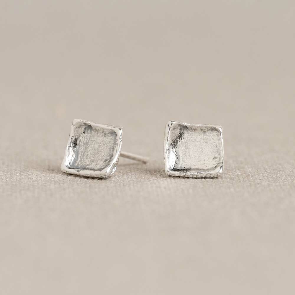 Oorknop gemaakt van 925 geoxideerd sterling zilver, ook wel oxy shiny.