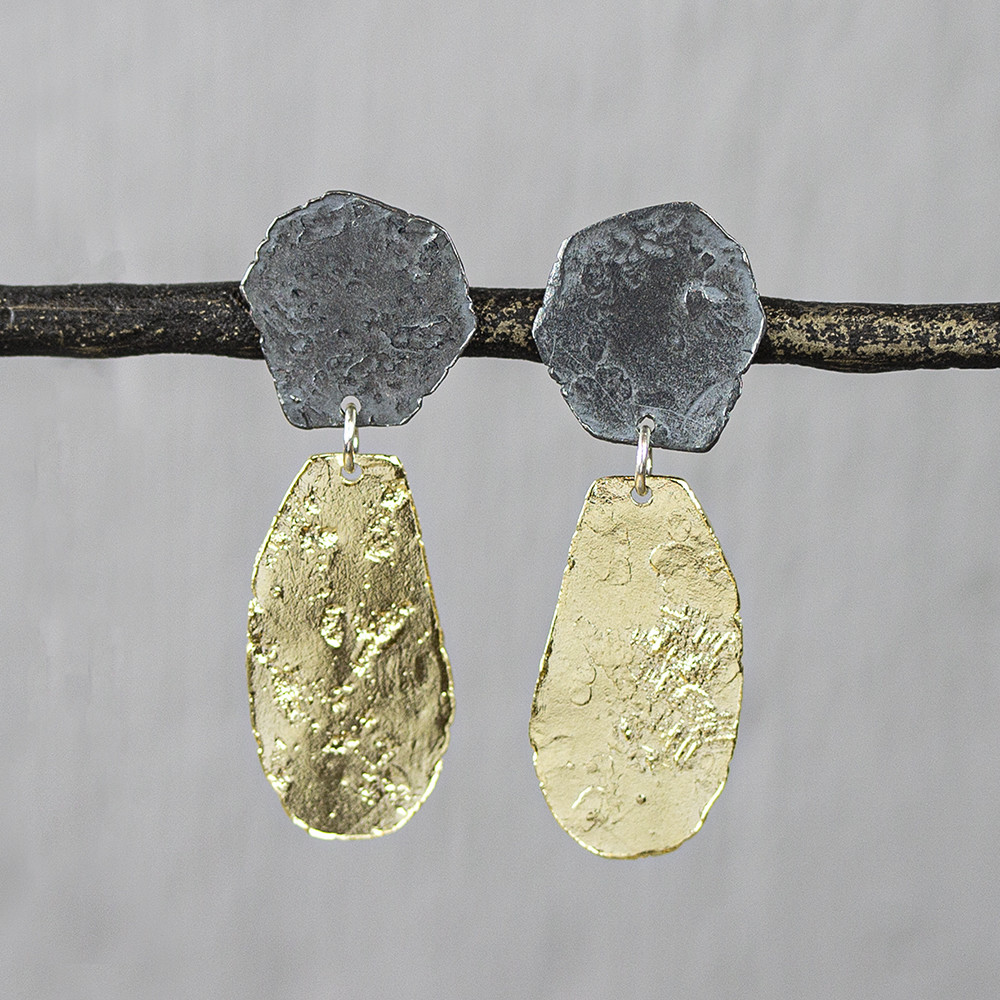 Oorsteker met organische hoeken gemaakt van 925 geoxideerd sterling zilver met zilver verguld.
