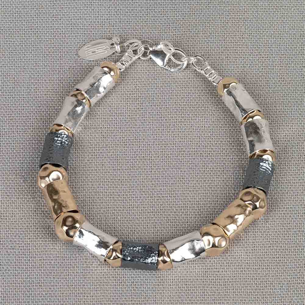 Deze armband is gemaakt van 925 sterling zilver, geoxideerd zilver en Goldfilled. De armband bestaat uit verschillende grootte buisjes en hamerslag balletjes. De armband is erg soepel wat het draagcomfort versterkt.