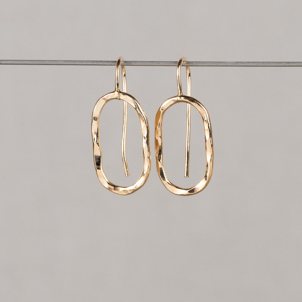 Combineer eindeloos met deze prachtige ovale oorhangers. De oorhangers met hamerslag zijn gemaakt van Goldfilled.