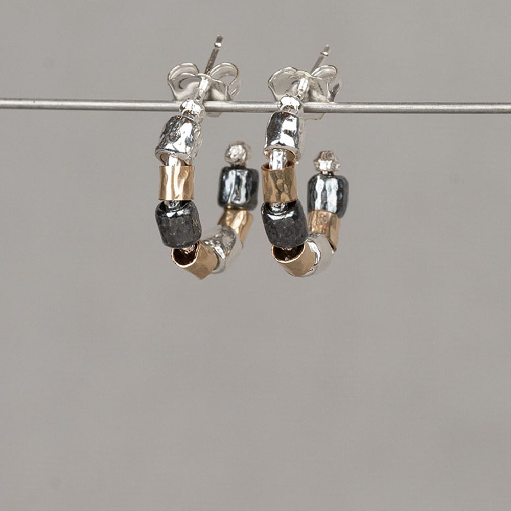 Oorbel gemaakt van 925 sterling zilver, geoxideerd zilver en Goldfilled. De buisjes zitten los om de oorbel heen waardoor ze kunnen bewegen. Combineer met een mooi buisjes collier voor een complete look!