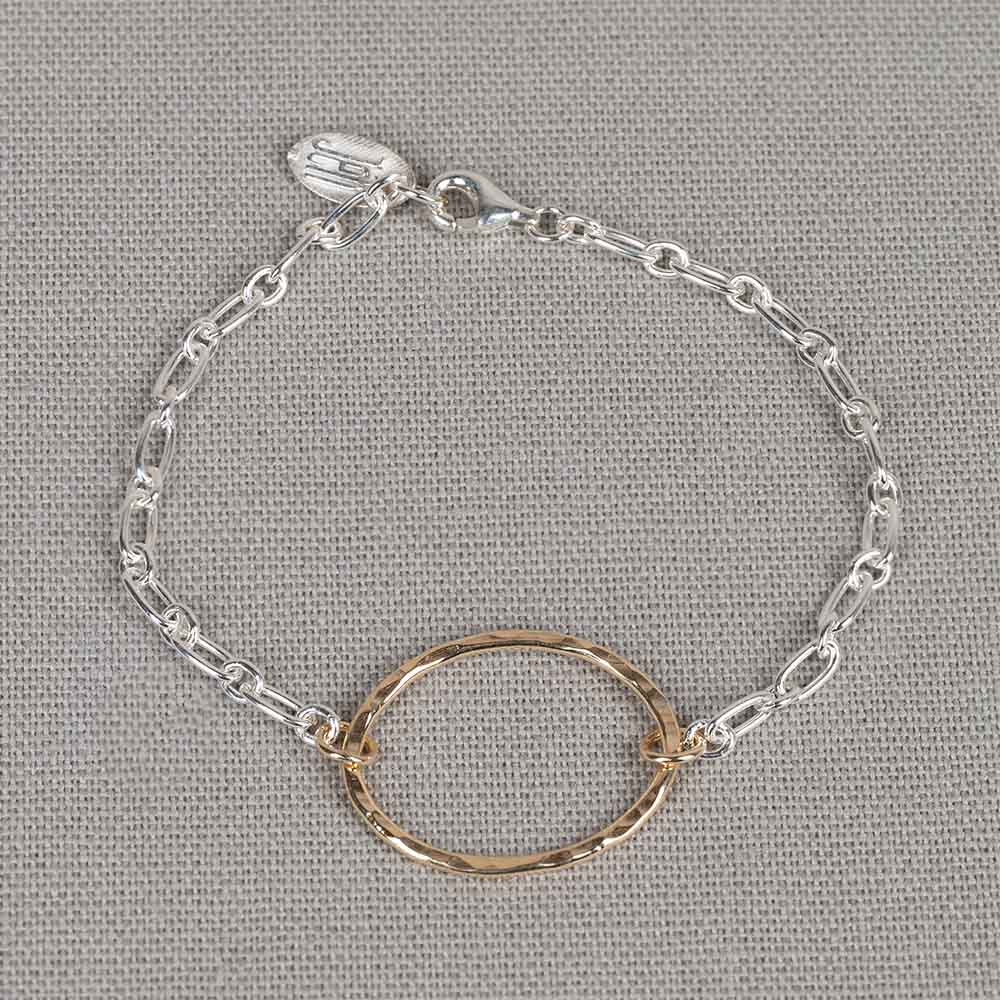 Deze armband van Jeh Jewels is gemaakt van 925 sterling zilver met in het midden een ovaal gemaakt van Goldfilled. De armband kan korter gedragen worden, doordat je de sluiting aan iedere andere schakel kunt vastmaken. De maximale lengte is circa 18 cm.