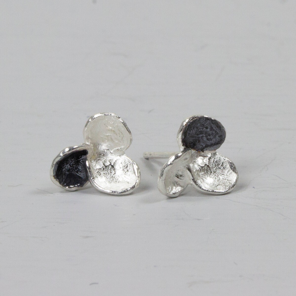 Oorbel gemaakt van 925 sterling zilver en geoxideerd zilver in de vorm van een klavertje 3.