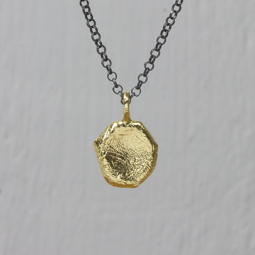 Collier gemaakt van 925 geoxideerd sterling zilver met daaraan een vijfhoek van zilver verguld. Dit collier heeft een lengte van 42 cm en is ook beschikbaar in 45 cm.