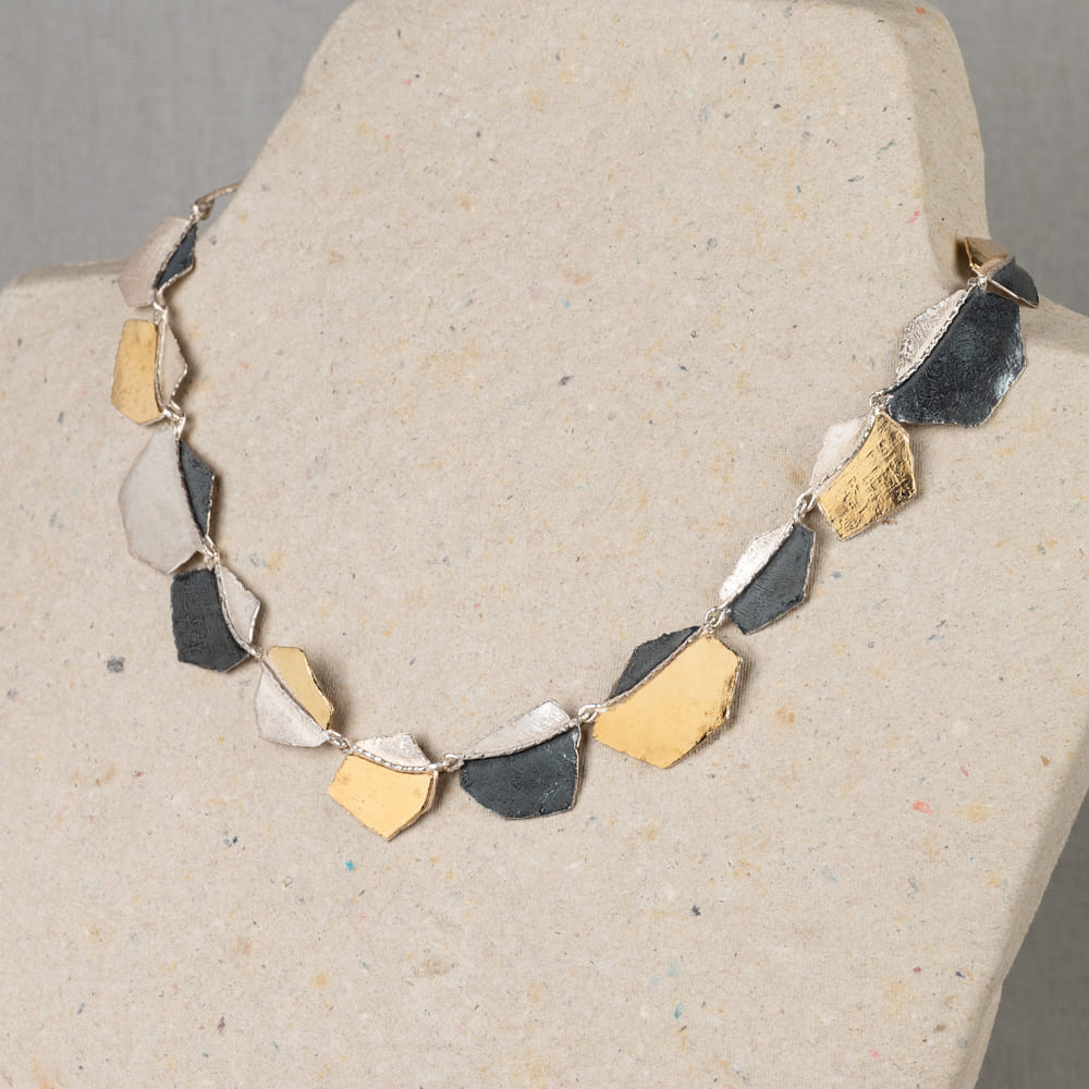 Collier van gemaakt van 925 sterling zilver, geoxideerd zilver en zilver verguld. Een echt Jeh collier met organische vormen en de Jéh Jewels kleuren.