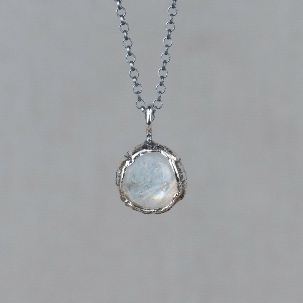 Collier gemaakt van 925 geoxideerd sterling, met aan het collier een hanger van zilver met daarin een Maansteen.